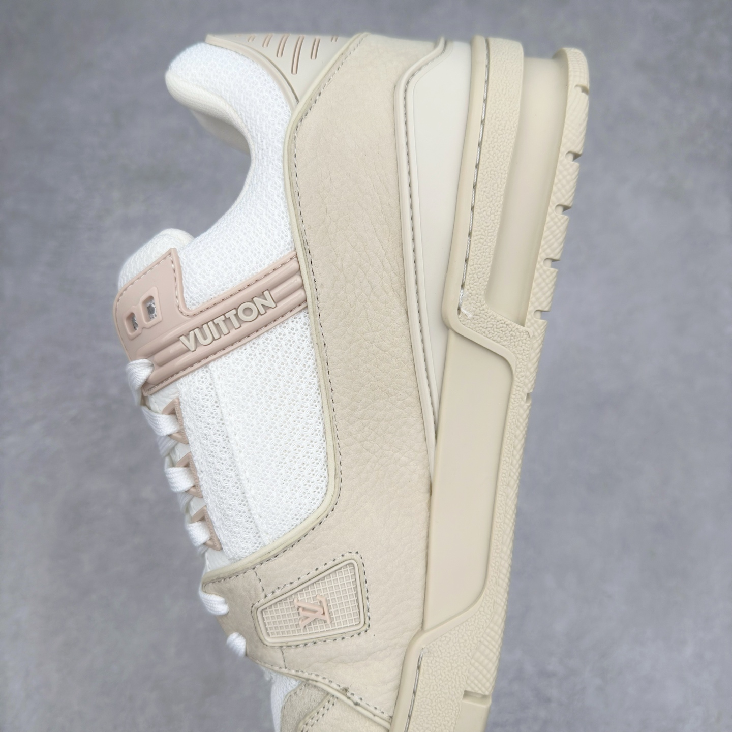 图片[7]-Louis Vuitton Trainer lv时装走秀运动鞋 完美鞋型超高的清洁度 零毛边线头瑕疵 全套原楦原纸版原鞋开模 全网最具灵魂的版型 正确原装黄色鞋盒 正确中底印花 鞋面印花3D高频深度立体 全鞋电脑针车 紧密相连 针距密度一致 环保乳胶注塑鞋垫 厚度脚感还原原版 皮面裁剪部位 统一油边封口工艺 原装橡胶大底含胶量大底组合零偏差 专柜全套包装 防尘袋 说明书 质保卡 男女鞋 尺码：35 36 37 38 39 40 41 42 43 44 45-选品中心