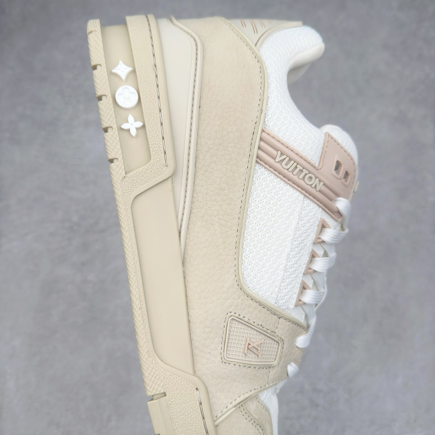 图片[6]-Louis Vuitton Trainer lv时装走秀运动鞋 完美鞋型超高的清洁度 零毛边线头瑕疵 全套原楦原纸版原鞋开模 全网最具灵魂的版型 正确原装黄色鞋盒 正确中底印花 鞋面印花3D高频深度立体 全鞋电脑针车 紧密相连 针距密度一致 环保乳胶注塑鞋垫 厚度脚感还原原版 皮面裁剪部位 统一油边封口工艺 原装橡胶大底含胶量大底组合零偏差 专柜全套包装 防尘袋 说明书 质保卡 男女鞋 尺码：35 36 37 38 39 40 41 42 43 44 45-选品中心