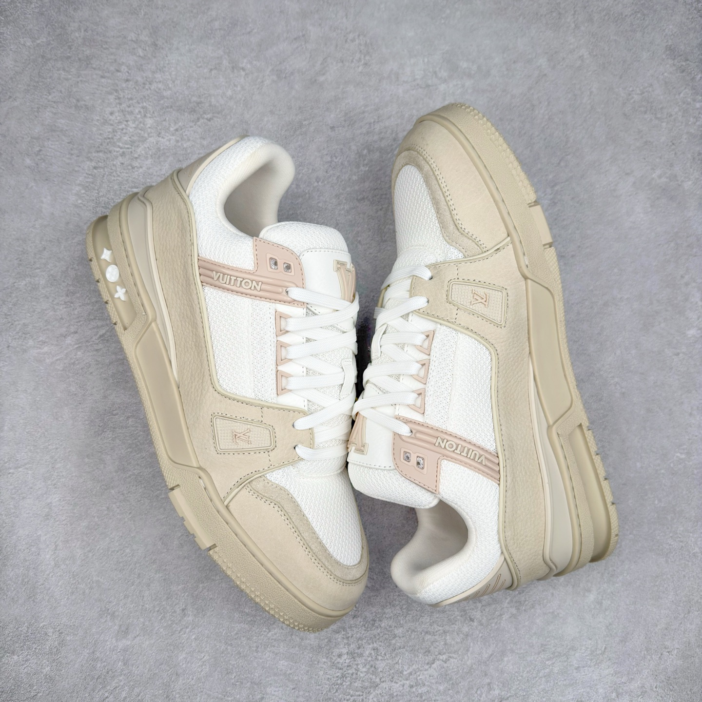 图片[3]-Louis Vuitton Trainer lv时装走秀运动鞋 完美鞋型超高的清洁度 零毛边线头瑕疵 全套原楦原纸版原鞋开模 全网最具灵魂的版型 正确原装黄色鞋盒 正确中底印花 鞋面印花3D高频深度立体 全鞋电脑针车 紧密相连 针距密度一致 环保乳胶注塑鞋垫 厚度脚感还原原版 皮面裁剪部位 统一油边封口工艺 原装橡胶大底含胶量大底组合零偏差 专柜全套包装 防尘袋 说明书 质保卡 男女鞋 尺码：35 36 37 38 39 40 41 42 43 44 45-选品中心