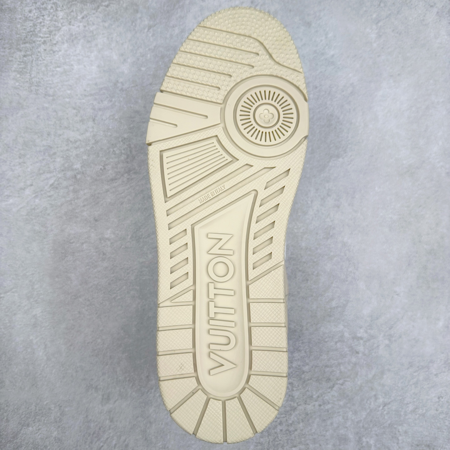 图片[9]-Louis Vuitton Trainer lv时装走秀运动鞋 完美鞋型超高的清洁度 零毛边线头瑕疵 全套原楦原纸版原鞋开模 全网最具灵魂的版型 正确原装黄色鞋盒 正确中底印花 鞋面印花3D高频深度立体 全鞋电脑针车 紧密相连 针距密度一致 环保乳胶注塑鞋垫 厚度脚感还原原版 皮面裁剪部位 统一油边封口工艺 原装橡胶大底含胶量大底组合零偏差 专柜全套包装 防尘袋 说明书 质保卡 男女鞋 尺码：35 36 37 38 39 40 41 42 43 44 45-选品中心