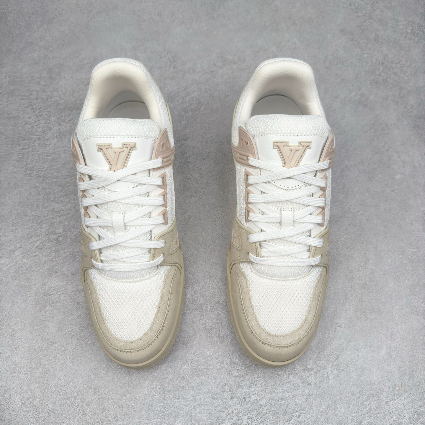 图片[2]-Louis Vuitton Trainer lv时装走秀运动鞋 完美鞋型超高的清洁度 零毛边线头瑕疵 全套原楦原纸版原鞋开模 全网最具灵魂的版型 正确原装黄色鞋盒 正确中底印花 鞋面印花3D高频深度立体 全鞋电脑针车 紧密相连 针距密度一致 环保乳胶注塑鞋垫 厚度脚感还原原版 皮面裁剪部位 统一油边封口工艺 原装橡胶大底含胶量大底组合零偏差 专柜全套包装 防尘袋 说明书 质保卡 男女鞋 尺码：35 36 37 38 39 40 41 42 43 44 45-选品中心