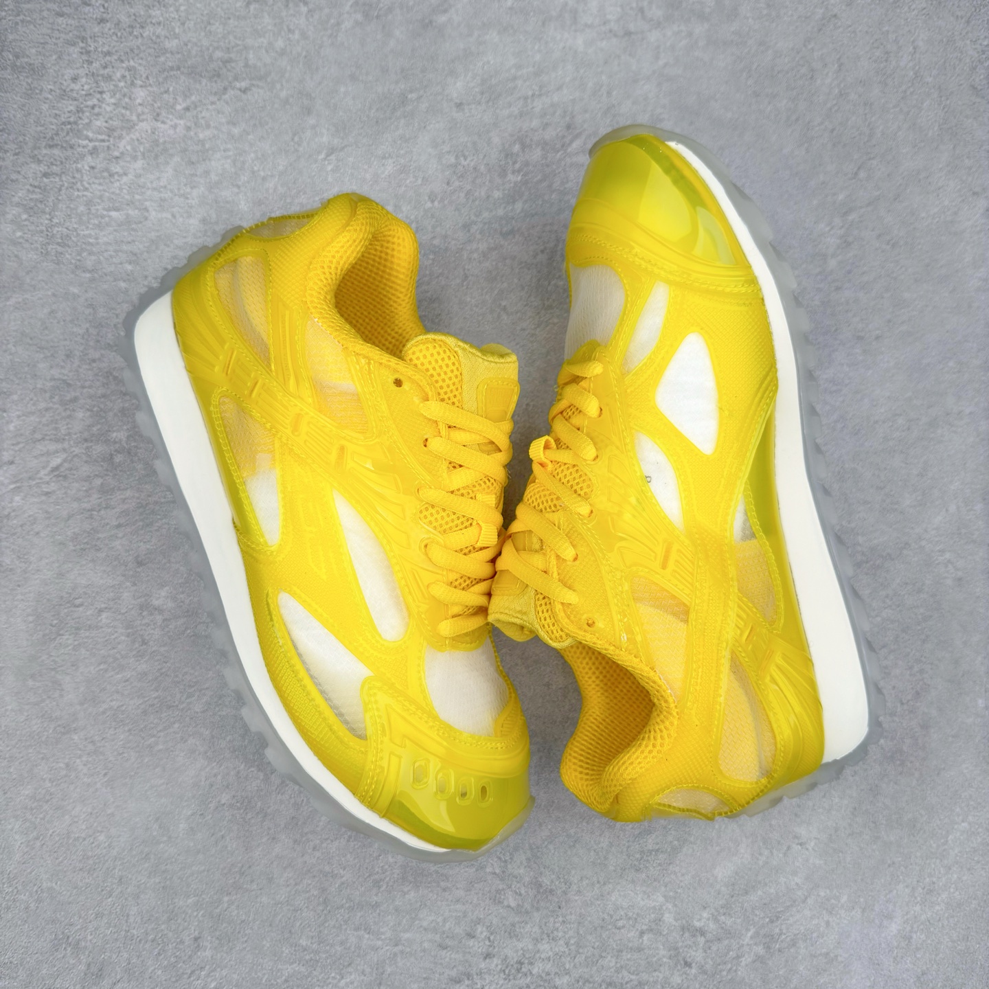 图片[3]-BOTTEGA VENETA Orbit Runner BV葆蝶家时尚休闲王一博同款老爹鞋运动鞋 原版开发 一比一打造 相似度百分之99以上 市场一梯队级别品质 区别市场任何标文顶级品质版本 采用轻质科技网布面料 搭配几何图案设计橡胶外底 王炸系列 高版本 认准套包工艺 实际增高很多哦 还是一样显腿细非常nice 耐玩耐造 对标对版 套包鞋工艺 认准高版本 大底选用拼色TPU大底 配置原版包装 尺码：35 36 37 38 39 40 41 42 43 44 45-选品中心