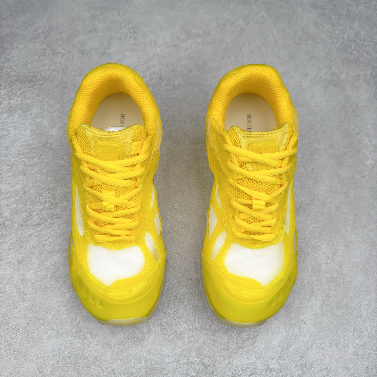 图片[2]-BOTTEGA VENETA Orbit Runner BV葆蝶家时尚休闲王一博同款老爹鞋运动鞋 原版开发 一比一打造 相似度百分之99以上 市场一梯队级别品质 区别市场任何标文顶级品质版本 采用轻质科技网布面料 搭配几何图案设计橡胶外底 王炸系列 高版本 认准套包工艺 实际增高很多哦 还是一样显腿细非常nice 耐玩耐造 对标对版 套包鞋工艺 认准高版本 大底选用拼色TPU大底 配置原版包装 尺码：35 36 37 38 39 40 41 42 43 44 45-选品中心