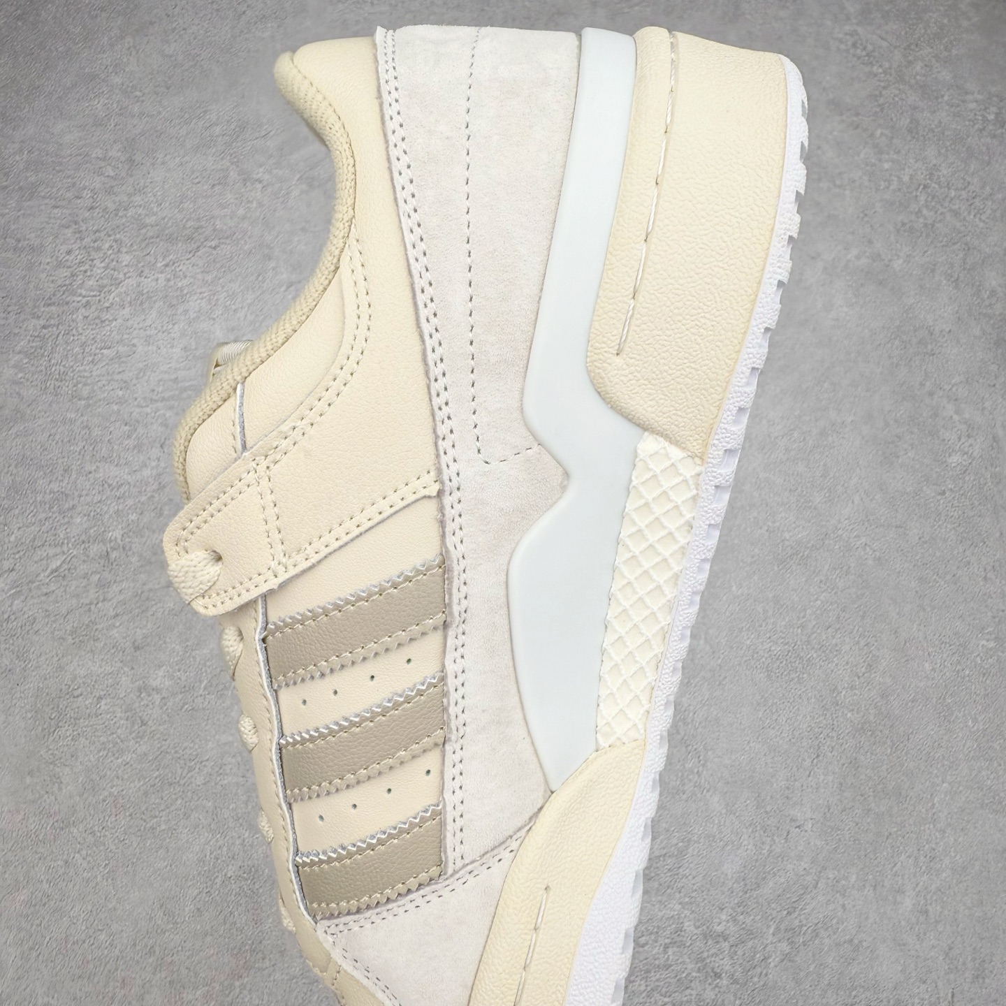 图片[7]-AD Forum 84 Low OG 低帮百搭潮流休闲运动板鞋 ID7995 以复古篮球鞋的外形为基础 采用皮革拼接 简约百搭 更加贴合舒适 中底内侧网格造型起到点睛之笔 外底橡胶 更显复古 尺码：36 36.5 37.5 38 38.5 39 40 40.5 41 42 42.5 43 44 44.5 45-选品中心