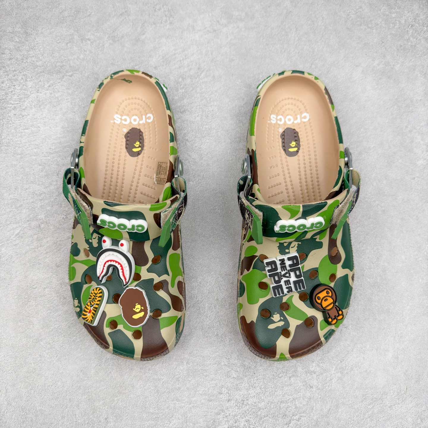 图片[2]-A BATHING APE x Crocs Classic clog 卡骆驰Bape联名迷彩印花舒适百搭洞洞鞋 超轻Croslite专利材料打造 鞋面更加耐用易清洗 该鞋款轻盈舒适 2002年 经典克骆格诞生 秉承外形简单 穿着舒适的初衷 不断为消费者带来舒适的穿着体验 穿出“趣”味 鞋面洞洞可搭彰显个性的智必星 一鞋两穿 可调节式后跟带增添鞋身的稳固性能 放前面变成愜意舒适的凉拖 放后面行走跑跳更加稳妥 Croslite ™材料 封闭式细胞树脂 能够在体温作用下自动变形以适应脚部形状 涉水性优秀的同时易于清洁 抓地力强 不易打滑 Crocs的核心理念：轻便 灵活 全方位的舒适感 同步官方尺码：M4（36-37） M5（37-38）M6（38-39）M7（39-40）M8（41-42）M9（42-43）M10（43-44）M11（45-46）-选品中心