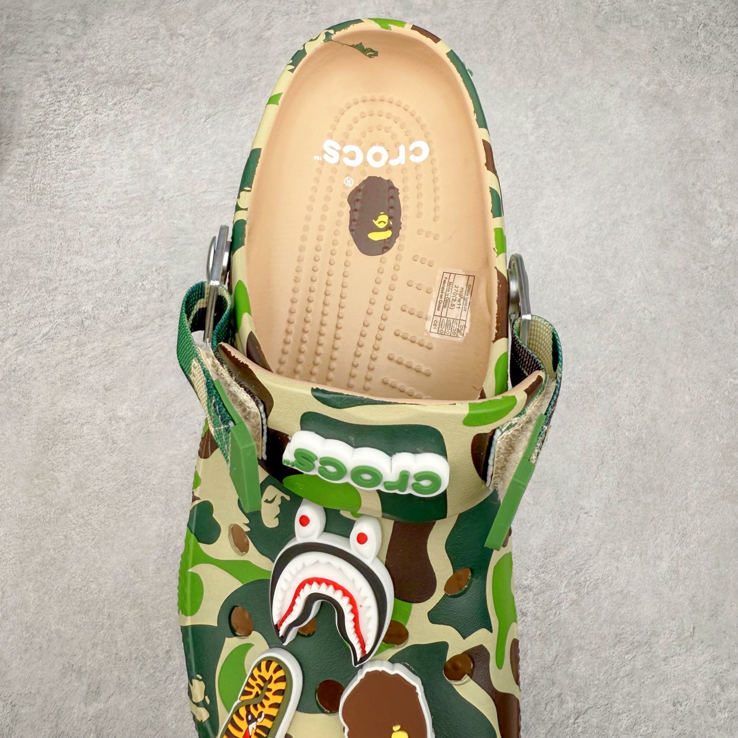图片[5]-A BATHING APE x Crocs Classic clog 卡骆驰Bape联名迷彩印花舒适百搭洞洞鞋 超轻Croslite专利材料打造 鞋面更加耐用易清洗 该鞋款轻盈舒适 2002年 经典克骆格诞生 秉承外形简单 穿着舒适的初衷 不断为消费者带来舒适的穿着体验 穿出“趣”味 鞋面洞洞可搭彰显个性的智必星 一鞋两穿 可调节式后跟带增添鞋身的稳固性能 放前面变成愜意舒适的凉拖 放后面行走跑跳更加稳妥 Croslite ™材料 封闭式细胞树脂 能够在体温作用下自动变形以适应脚部形状 涉水性优秀的同时易于清洁 抓地力强 不易打滑 Crocs的核心理念：轻便 灵活 全方位的舒适感 同步官方尺码：M4（36-37） M5（37-38）M6（38-39）M7（39-40）M8（41-42）M9（42-43）M10（43-44）M11（45-46）-选品中心
