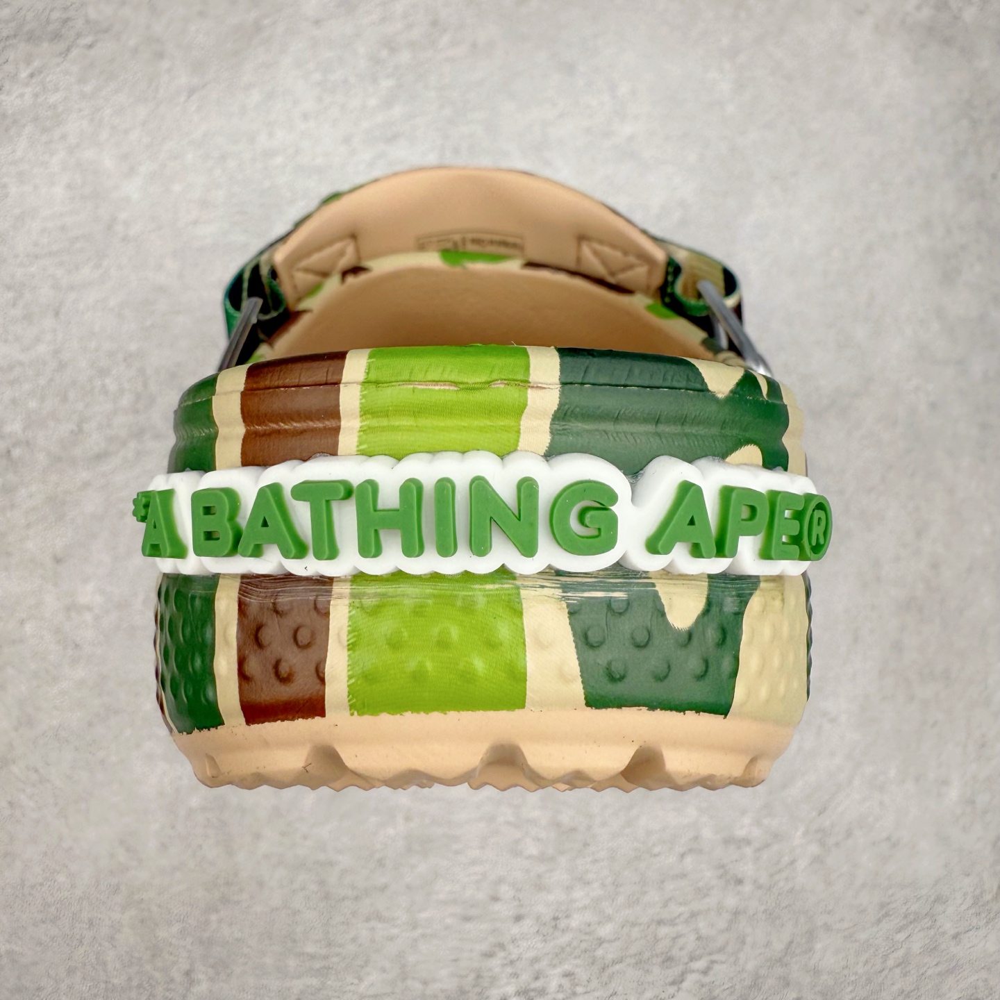 图片[8]-A BATHING APE x Crocs Classic clog 卡骆驰Bape联名迷彩印花舒适百搭洞洞鞋 超轻Croslite专利材料打造 鞋面更加耐用易清洗 该鞋款轻盈舒适 2002年 经典克骆格诞生 秉承外形简单 穿着舒适的初衷 不断为消费者带来舒适的穿着体验 穿出“趣”味 鞋面洞洞可搭彰显个性的智必星 一鞋两穿 可调节式后跟带增添鞋身的稳固性能 放前面变成愜意舒适的凉拖 放后面行走跑跳更加稳妥 Croslite ™材料 封闭式细胞树脂 能够在体温作用下自动变形以适应脚部形状 涉水性优秀的同时易于清洁 抓地力强 不易打滑 Crocs的核心理念：轻便 灵活 全方位的舒适感 同步官方尺码：M4（36-37） M5（37-38）M6（38-39）M7（39-40）M8（41-42）M9（42-43）M10（43-44）M11（45-46）-选品中心