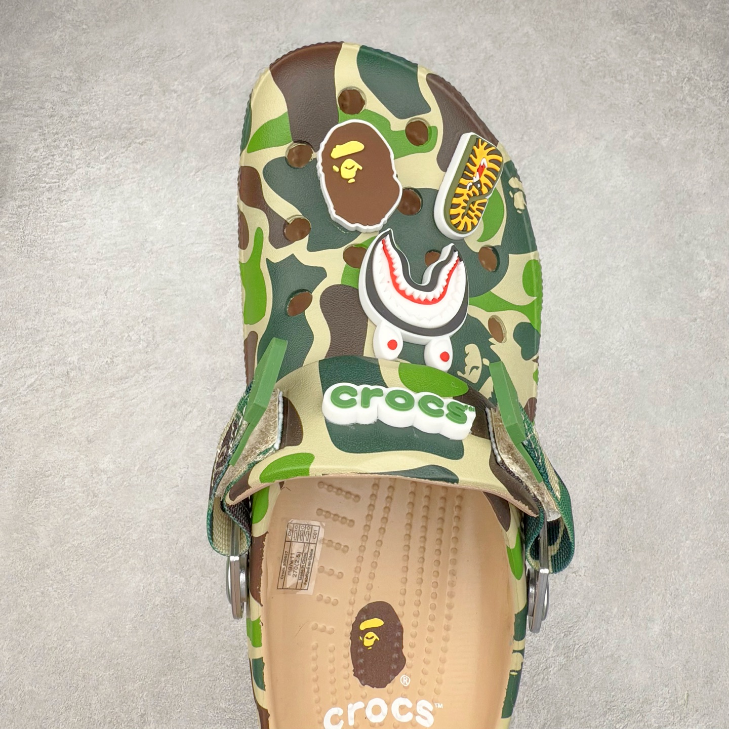 图片[4]-A BATHING APE x Crocs Classic clog 卡骆驰Bape联名迷彩印花舒适百搭洞洞鞋 超轻Croslite专利材料打造 鞋面更加耐用易清洗 该鞋款轻盈舒适 2002年 经典克骆格诞生 秉承外形简单 穿着舒适的初衷 不断为消费者带来舒适的穿着体验 穿出“趣”味 鞋面洞洞可搭彰显个性的智必星 一鞋两穿 可调节式后跟带增添鞋身的稳固性能 放前面变成愜意舒适的凉拖 放后面行走跑跳更加稳妥 Croslite ™材料 封闭式细胞树脂 能够在体温作用下自动变形以适应脚部形状 涉水性优秀的同时易于清洁 抓地力强 不易打滑 Crocs的核心理念：轻便 灵活 全方位的舒适感 同步官方尺码：M4（36-37） M5（37-38）M6（38-39）M7（39-40）M8（41-42）M9（42-43）M10（43-44）M11（45-46）-选品中心