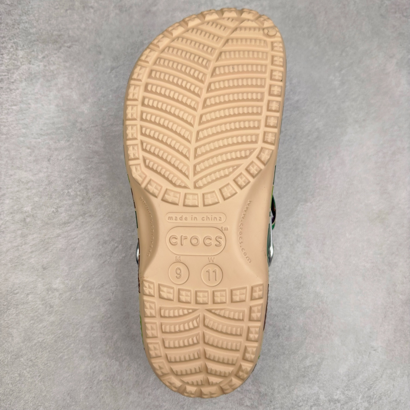 图片[9]-A BATHING APE x Crocs Classic clog 卡骆驰Bape联名迷彩印花舒适百搭洞洞鞋 超轻Croslite专利材料打造 鞋面更加耐用易清洗 该鞋款轻盈舒适 2002年 经典克骆格诞生 秉承外形简单 穿着舒适的初衷 不断为消费者带来舒适的穿着体验 穿出“趣”味 鞋面洞洞可搭彰显个性的智必星 一鞋两穿 可调节式后跟带增添鞋身的稳固性能 放前面变成愜意舒适的凉拖 放后面行走跑跳更加稳妥 Croslite ™材料 封闭式细胞树脂 能够在体温作用下自动变形以适应脚部形状 涉水性优秀的同时易于清洁 抓地力强 不易打滑 Crocs的核心理念：轻便 灵活 全方位的舒适感 同步官方尺码：M4（36-37） M5（37-38）M6（38-39）M7（39-40）M8（41-42）M9（42-43）M10（43-44）M11（45-46）-选品中心