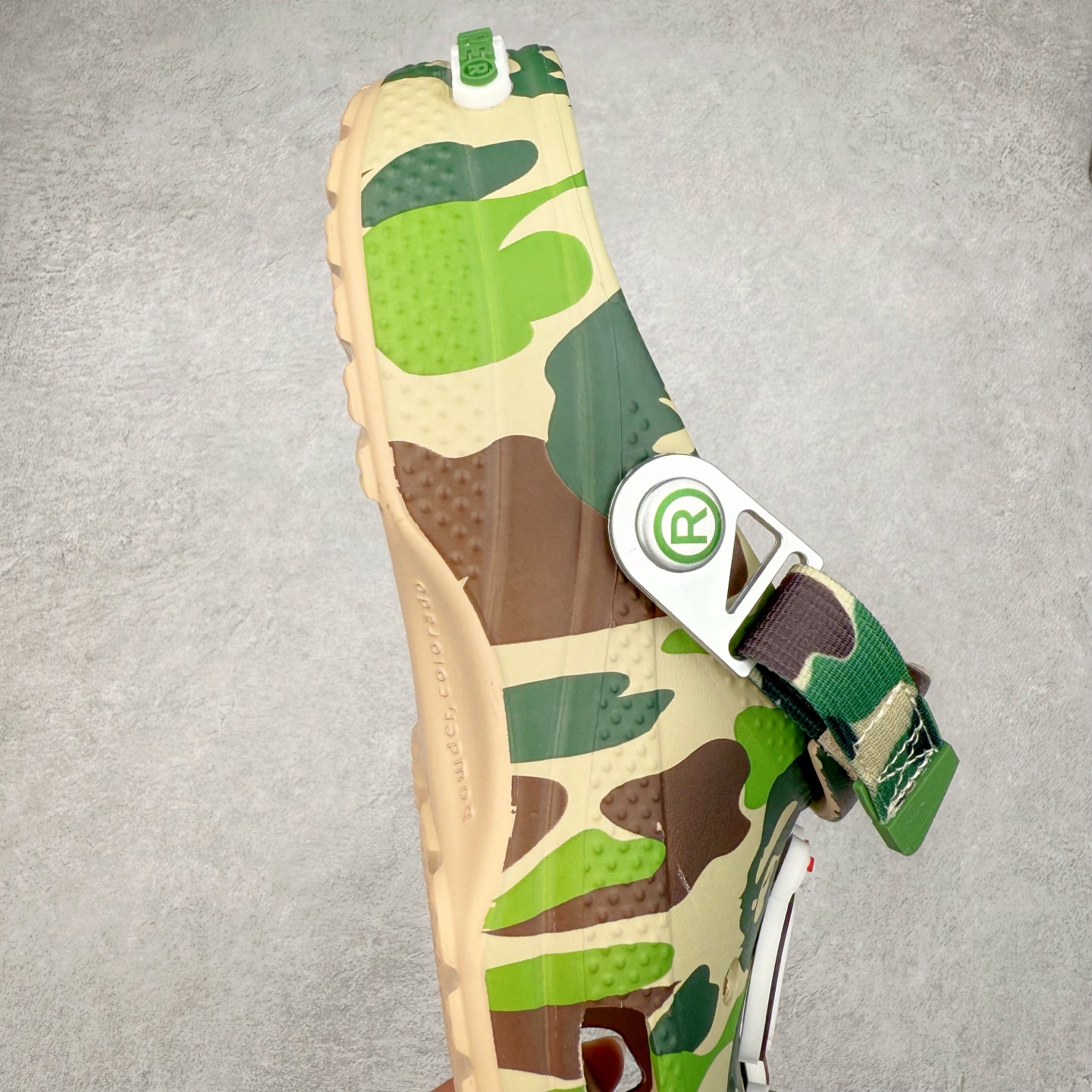 图片[6]-A BATHING APE x Crocs Classic clog 卡骆驰Bape联名迷彩印花舒适百搭洞洞鞋 超轻Croslite专利材料打造 鞋面更加耐用易清洗 该鞋款轻盈舒适 2002年 经典克骆格诞生 秉承外形简单 穿着舒适的初衷 不断为消费者带来舒适的穿着体验 穿出“趣”味 鞋面洞洞可搭彰显个性的智必星 一鞋两穿 可调节式后跟带增添鞋身的稳固性能 放前面变成愜意舒适的凉拖 放后面行走跑跳更加稳妥 Croslite ™材料 封闭式细胞树脂 能够在体温作用下自动变形以适应脚部形状 涉水性优秀的同时易于清洁 抓地力强 不易打滑 Crocs的核心理念：轻便 灵活 全方位的舒适感 同步官方尺码：M4（36-37） M5（37-38）M6（38-39）M7（39-40）M8（41-42）M9（42-43）M10（43-44）M11（45-46）-选品中心