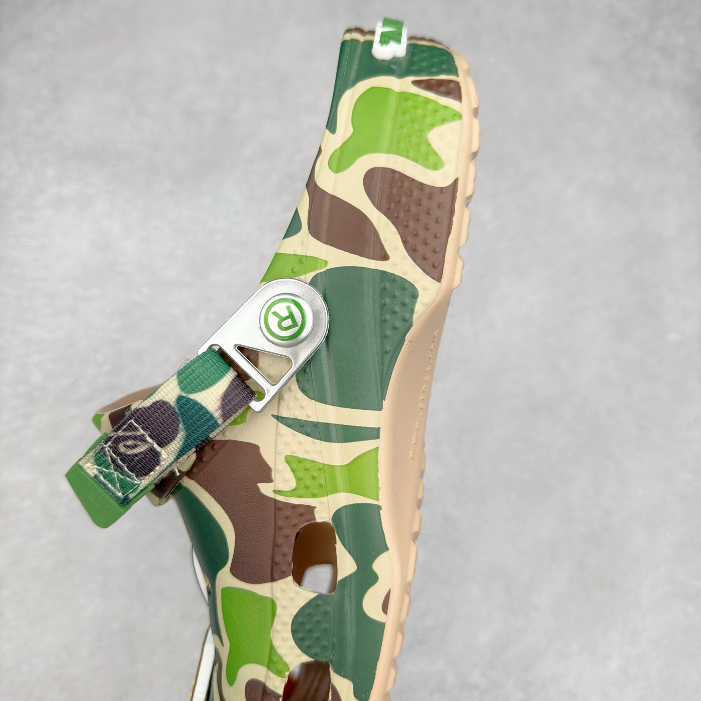 图片[7]-A BATHING APE x Crocs Classic clog 卡骆驰Bape联名迷彩印花舒适百搭洞洞鞋 超轻Croslite专利材料打造 鞋面更加耐用易清洗 该鞋款轻盈舒适 2002年 经典克骆格诞生 秉承外形简单 穿着舒适的初衷 不断为消费者带来舒适的穿着体验 穿出“趣”味 鞋面洞洞可搭彰显个性的智必星 一鞋两穿 可调节式后跟带增添鞋身的稳固性能 放前面变成愜意舒适的凉拖 放后面行走跑跳更加稳妥 Croslite ™材料 封闭式细胞树脂 能够在体温作用下自动变形以适应脚部形状 涉水性优秀的同时易于清洁 抓地力强 不易打滑 Crocs的核心理念：轻便 灵活 全方位的舒适感 同步官方尺码：M4（36-37） M5（37-38）M6（38-39）M7（39-40）M8（41-42）M9（42-43）M10（43-44）M11（45-46）-选品中心