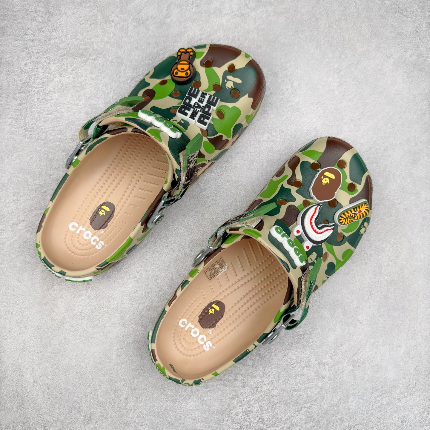 图片[3]-A BATHING APE x Crocs Classic clog 卡骆驰Bape联名迷彩印花舒适百搭洞洞鞋 超轻Croslite专利材料打造 鞋面更加耐用易清洗 该鞋款轻盈舒适 2002年 经典克骆格诞生 秉承外形简单 穿着舒适的初衷 不断为消费者带来舒适的穿着体验 穿出“趣”味 鞋面洞洞可搭彰显个性的智必星 一鞋两穿 可调节式后跟带增添鞋身的稳固性能 放前面变成愜意舒适的凉拖 放后面行走跑跳更加稳妥 Croslite ™材料 封闭式细胞树脂 能够在体温作用下自动变形以适应脚部形状 涉水性优秀的同时易于清洁 抓地力强 不易打滑 Crocs的核心理念：轻便 灵活 全方位的舒适感 同步官方尺码：M4（36-37） M5（37-38）M6（38-39）M7（39-40）M8（41-42）M9（42-43）M10（43-44）M11（45-46）-选品中心