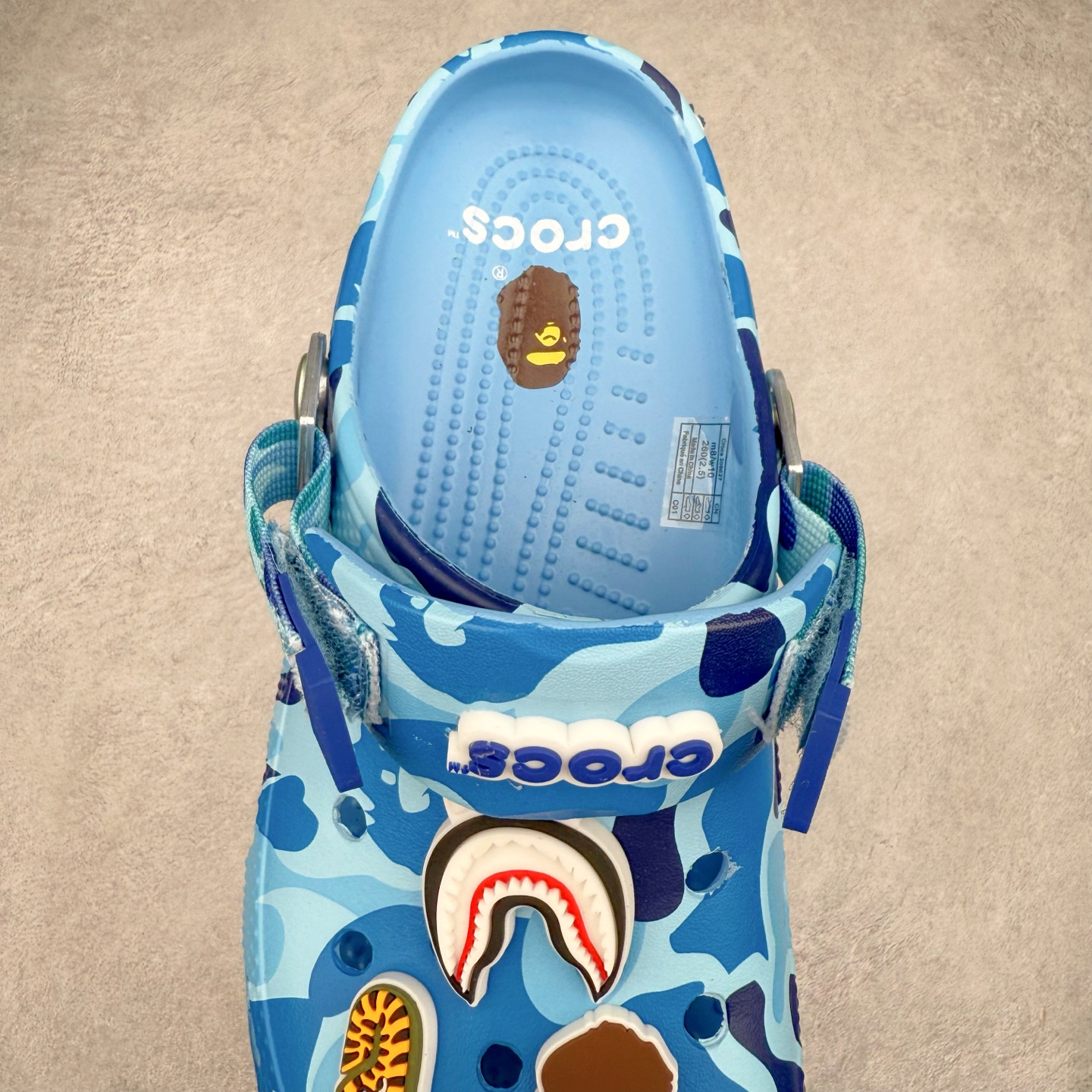 图片[5]-A BATHING APE x Crocs Classic clog 卡骆驰Bape联名迷彩印花舒适百搭洞洞鞋 超轻Croslite专利材料打造 鞋面更加耐用易清洗 该鞋款轻盈舒适 2002年 经典克骆格诞生 秉承外形简单 穿着舒适的初衷 不断为消费者带来舒适的穿着体验 穿出“趣”味 鞋面洞洞可搭彰显个性的智必星 一鞋两穿 可调节式后跟带增添鞋身的稳固性能 放前面变成愜意舒适的凉拖 放后面行走跑跳更加稳妥 Croslite ™材料 封闭式细胞树脂 能够在体温作用下自动变形以适应脚部形状 涉水性优秀的同时易于清洁 抓地力强 不易打滑 Crocs的核心理念：轻便 灵活 全方位的舒适感 同步官方尺码：M4（36-37） M5（37-38）M6（38-39）M7（39-40）M8（41-42）M9（42-43）M10（43-44）M11（45-46）-选品中心