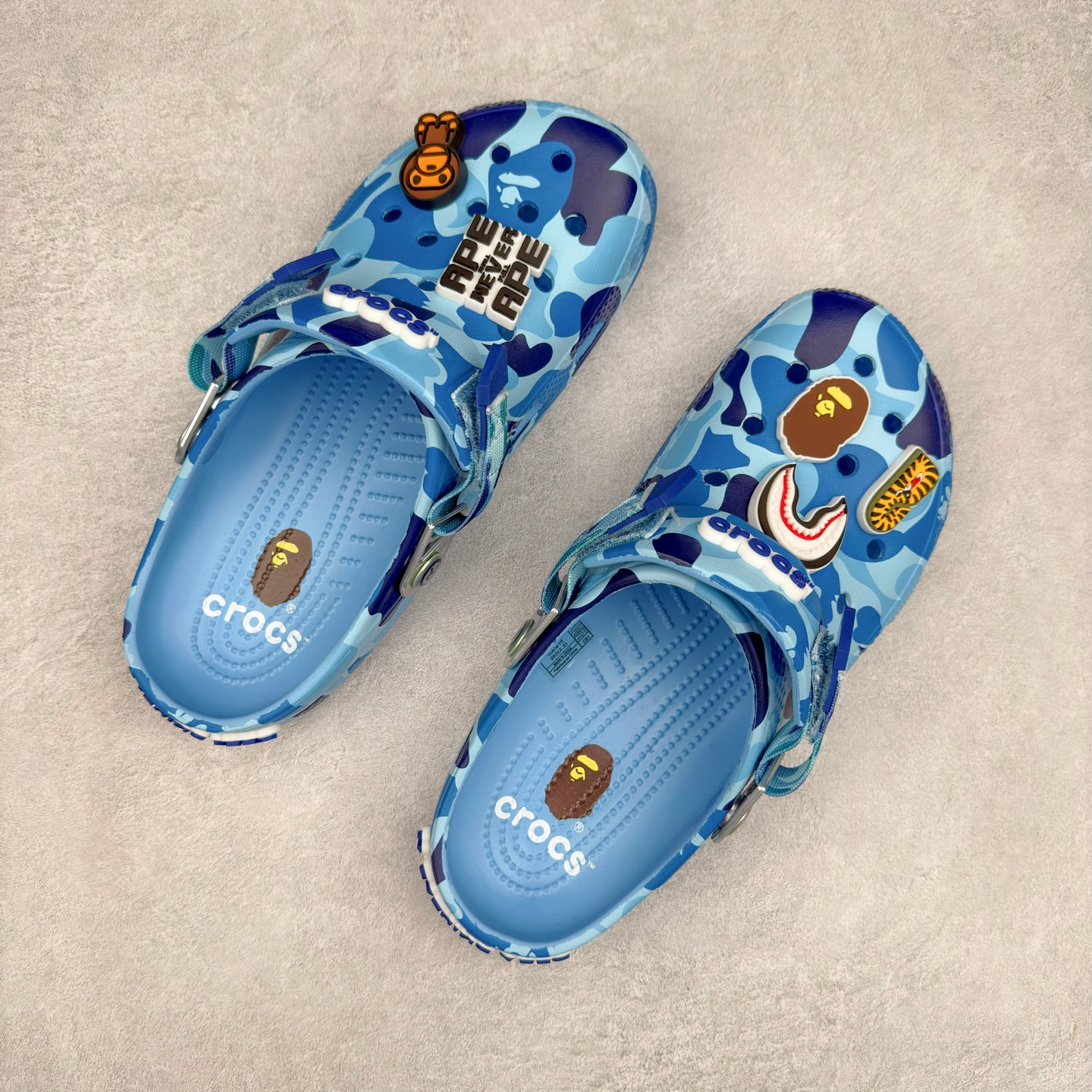 图片[3]-A BATHING APE x Crocs Classic clog 卡骆驰Bape联名迷彩印花舒适百搭洞洞鞋 超轻Croslite专利材料打造 鞋面更加耐用易清洗 该鞋款轻盈舒适 2002年 经典克骆格诞生 秉承外形简单 穿着舒适的初衷 不断为消费者带来舒适的穿着体验 穿出“趣”味 鞋面洞洞可搭彰显个性的智必星 一鞋两穿 可调节式后跟带增添鞋身的稳固性能 放前面变成愜意舒适的凉拖 放后面行走跑跳更加稳妥 Croslite ™材料 封闭式细胞树脂 能够在体温作用下自动变形以适应脚部形状 涉水性优秀的同时易于清洁 抓地力强 不易打滑 Crocs的核心理念：轻便 灵活 全方位的舒适感 同步官方尺码：M4（36-37） M5（37-38）M6（38-39）M7（39-40）M8（41-42）M9（42-43）M10（43-44）M11（45-46）-选品中心