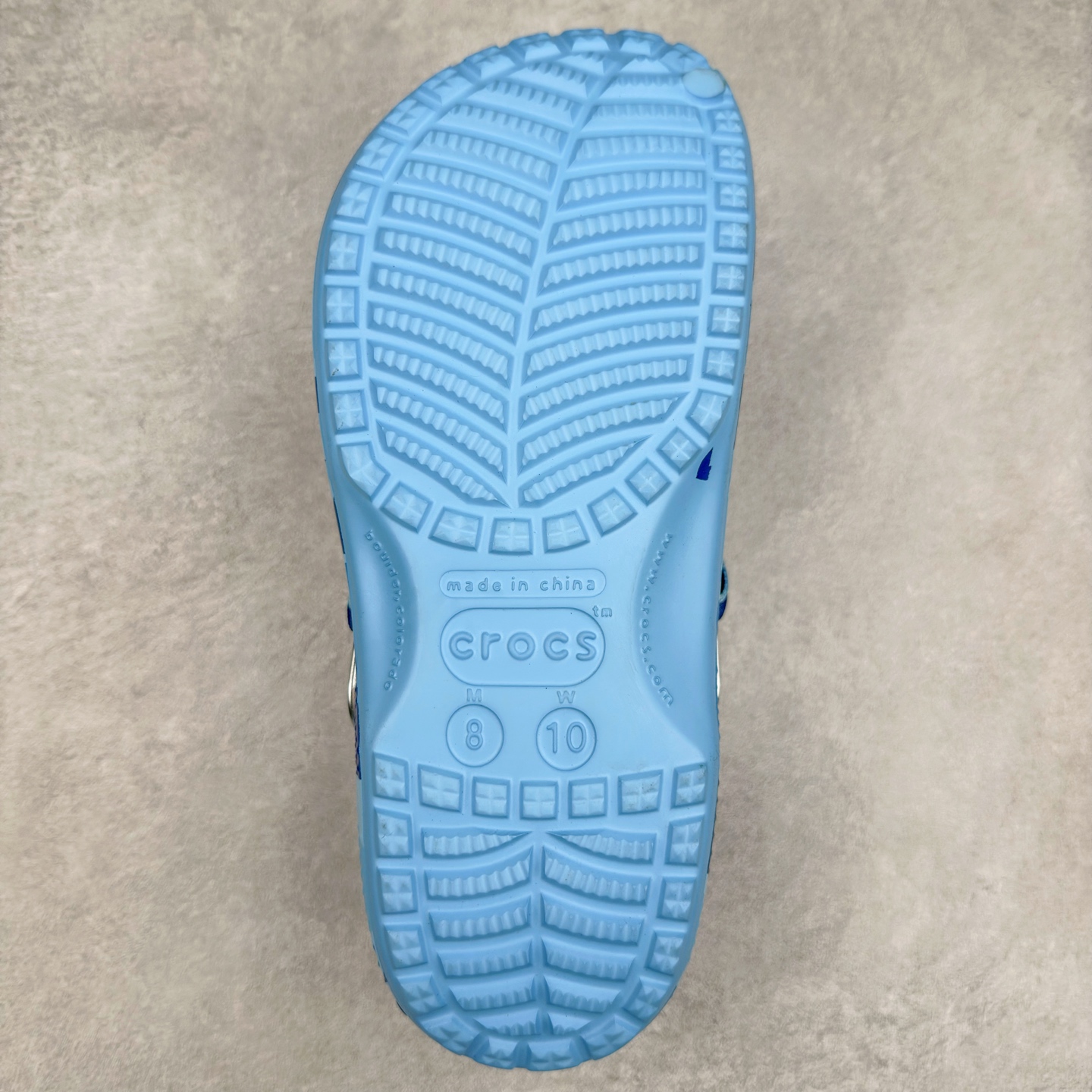 图片[9]-A BATHING APE x Crocs Classic clog 卡骆驰Bape联名迷彩印花舒适百搭洞洞鞋 超轻Croslite专利材料打造 鞋面更加耐用易清洗 该鞋款轻盈舒适 2002年 经典克骆格诞生 秉承外形简单 穿着舒适的初衷 不断为消费者带来舒适的穿着体验 穿出“趣”味 鞋面洞洞可搭彰显个性的智必星 一鞋两穿 可调节式后跟带增添鞋身的稳固性能 放前面变成愜意舒适的凉拖 放后面行走跑跳更加稳妥 Croslite ™材料 封闭式细胞树脂 能够在体温作用下自动变形以适应脚部形状 涉水性优秀的同时易于清洁 抓地力强 不易打滑 Crocs的核心理念：轻便 灵活 全方位的舒适感 同步官方尺码：M4（36-37） M5（37-38）M6（38-39）M7（39-40）M8（41-42）M9（42-43）M10（43-44）M11（45-46）-选品中心