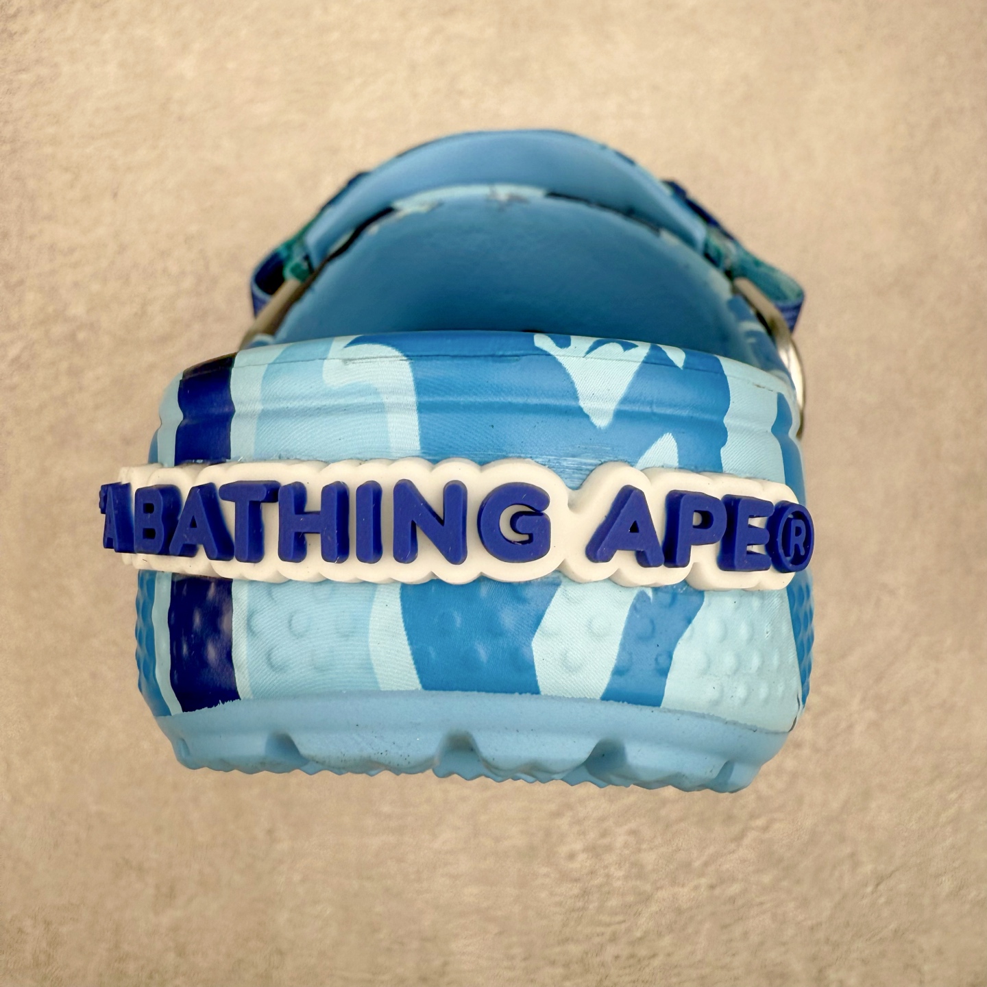 图片[8]-A BATHING APE x Crocs Classic clog 卡骆驰Bape联名迷彩印花舒适百搭洞洞鞋 超轻Croslite专利材料打造 鞋面更加耐用易清洗 该鞋款轻盈舒适 2002年 经典克骆格诞生 秉承外形简单 穿着舒适的初衷 不断为消费者带来舒适的穿着体验 穿出“趣”味 鞋面洞洞可搭彰显个性的智必星 一鞋两穿 可调节式后跟带增添鞋身的稳固性能 放前面变成愜意舒适的凉拖 放后面行走跑跳更加稳妥 Croslite ™材料 封闭式细胞树脂 能够在体温作用下自动变形以适应脚部形状 涉水性优秀的同时易于清洁 抓地力强 不易打滑 Crocs的核心理念：轻便 灵活 全方位的舒适感 同步官方尺码：M4（36-37） M5（37-38）M6（38-39）M7（39-40）M8（41-42）M9（42-43）M10（43-44）M11（45-46）-选品中心