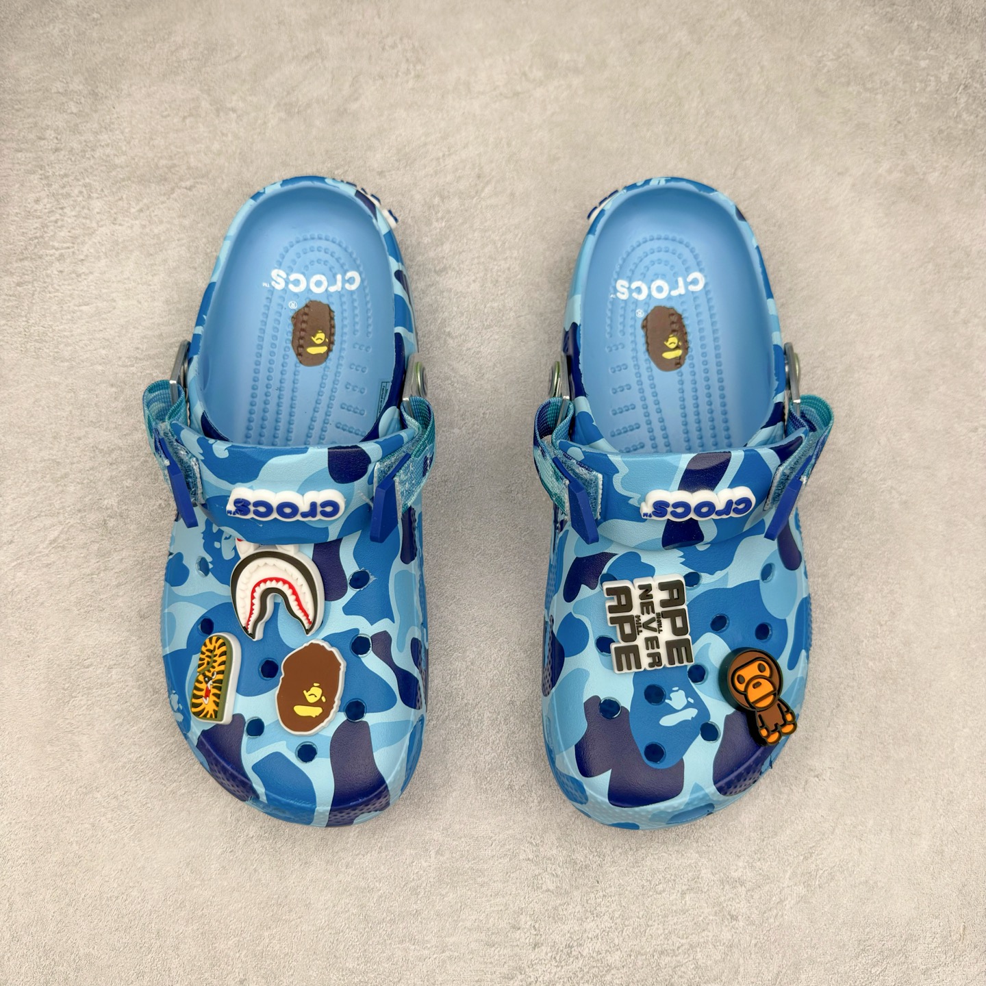 图片[2]-A BATHING APE x Crocs Classic clog 卡骆驰Bape联名迷彩印花舒适百搭洞洞鞋 超轻Croslite专利材料打造 鞋面更加耐用易清洗 该鞋款轻盈舒适 2002年 经典克骆格诞生 秉承外形简单 穿着舒适的初衷 不断为消费者带来舒适的穿着体验 穿出“趣”味 鞋面洞洞可搭彰显个性的智必星 一鞋两穿 可调节式后跟带增添鞋身的稳固性能 放前面变成愜意舒适的凉拖 放后面行走跑跳更加稳妥 Croslite ™材料 封闭式细胞树脂 能够在体温作用下自动变形以适应脚部形状 涉水性优秀的同时易于清洁 抓地力强 不易打滑 Crocs的核心理念：轻便 灵活 全方位的舒适感 同步官方尺码：M4（36-37） M5（37-38）M6（38-39）M7（39-40）M8（41-42）M9（42-43）M10（43-44）M11（45-46）-选品中心