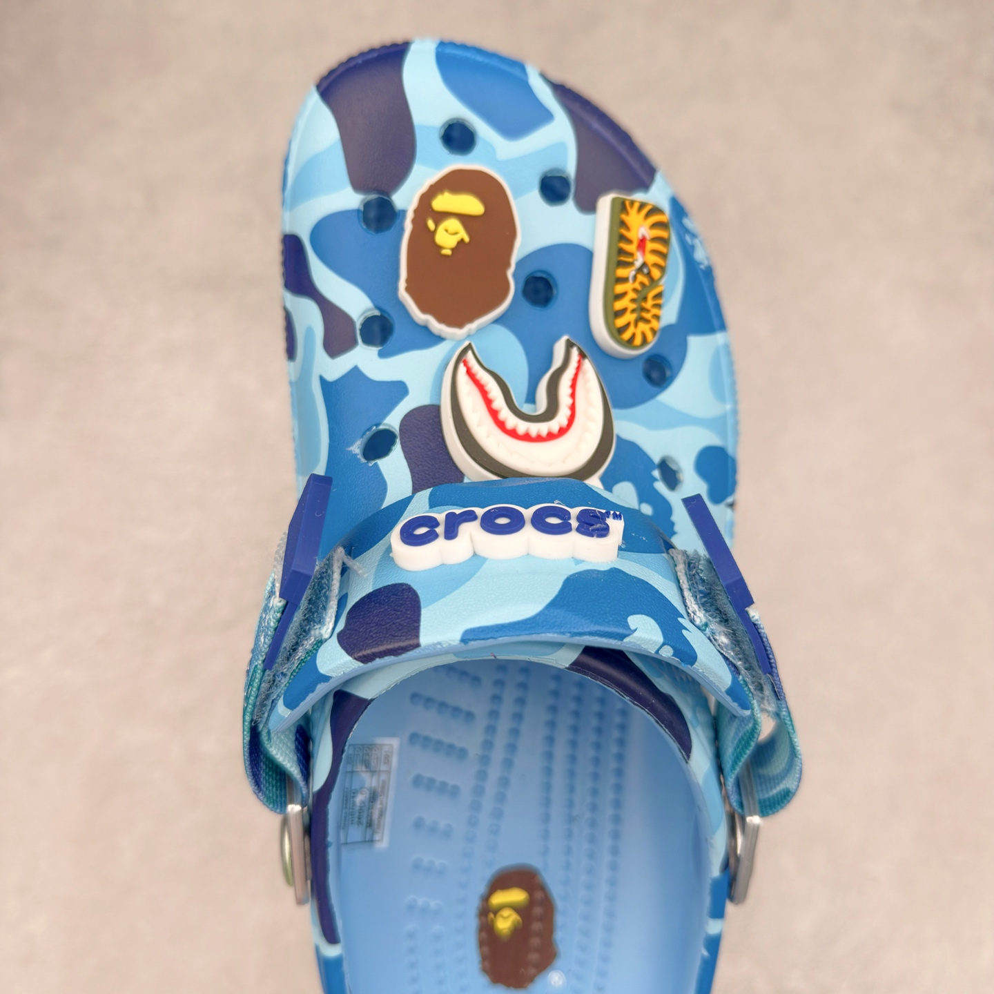 图片[4]-A BATHING APE x Crocs Classic clog 卡骆驰Bape联名迷彩印花舒适百搭洞洞鞋 超轻Croslite专利材料打造 鞋面更加耐用易清洗 该鞋款轻盈舒适 2002年 经典克骆格诞生 秉承外形简单 穿着舒适的初衷 不断为消费者带来舒适的穿着体验 穿出“趣”味 鞋面洞洞可搭彰显个性的智必星 一鞋两穿 可调节式后跟带增添鞋身的稳固性能 放前面变成愜意舒适的凉拖 放后面行走跑跳更加稳妥 Croslite ™材料 封闭式细胞树脂 能够在体温作用下自动变形以适应脚部形状 涉水性优秀的同时易于清洁 抓地力强 不易打滑 Crocs的核心理念：轻便 灵活 全方位的舒适感 同步官方尺码：M4（36-37） M5（37-38）M6（38-39）M7（39-40）M8（41-42）M9（42-43）M10（43-44）M11（45-46）-选品中心