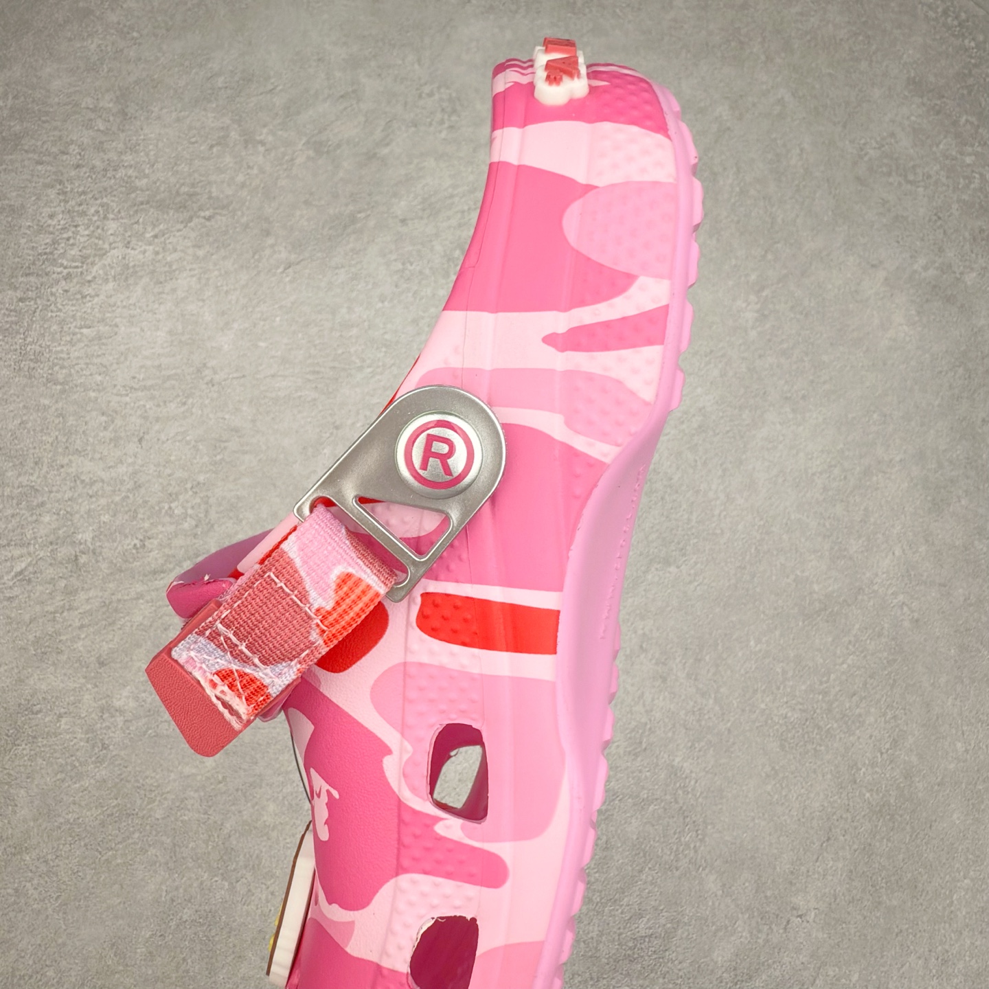 图片[7]-A BATHING APE x Crocs Classic clog 卡骆驰Bape联名迷彩印花舒适百搭洞洞鞋 超轻Croslite专利材料打造 鞋面更加耐用易清洗 该鞋款轻盈舒适 2002年 经典克骆格诞生 秉承外形简单 穿着舒适的初衷 不断为消费者带来舒适的穿着体验 穿出“趣”味 鞋面洞洞可搭彰显个性的智必星 一鞋两穿 可调节式后跟带增添鞋身的稳固性能 放前面变成愜意舒适的凉拖 放后面行走跑跳更加稳妥 Croslite ™材料 封闭式细胞树脂 能够在体温作用下自动变形以适应脚部形状 涉水性优秀的同时易于清洁 抓地力强 不易打滑 Crocs的核心理念：轻便 灵活 全方位的舒适感 同步官方尺码：M4（36-37） M5（37-38）M6（38-39）M7（39-40）M8（41-42）M9（42-43）M10（43-44）M11（45-46）-选品中心