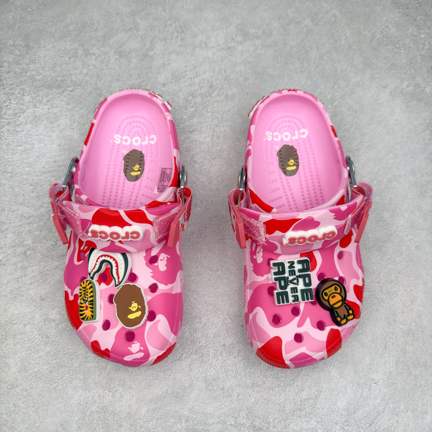 图片[2]-A BATHING APE x Crocs Classic clog 卡骆驰Bape联名迷彩印花舒适百搭洞洞鞋 超轻Croslite专利材料打造 鞋面更加耐用易清洗 该鞋款轻盈舒适 2002年 经典克骆格诞生 秉承外形简单 穿着舒适的初衷 不断为消费者带来舒适的穿着体验 穿出“趣”味 鞋面洞洞可搭彰显个性的智必星 一鞋两穿 可调节式后跟带增添鞋身的稳固性能 放前面变成愜意舒适的凉拖 放后面行走跑跳更加稳妥 Croslite ™材料 封闭式细胞树脂 能够在体温作用下自动变形以适应脚部形状 涉水性优秀的同时易于清洁 抓地力强 不易打滑 Crocs的核心理念：轻便 灵活 全方位的舒适感 同步官方尺码：M4（36-37） M5（37-38）M6（38-39）M7（39-40）M8（41-42）M9（42-43）M10（43-44）M11（45-46）-选品中心