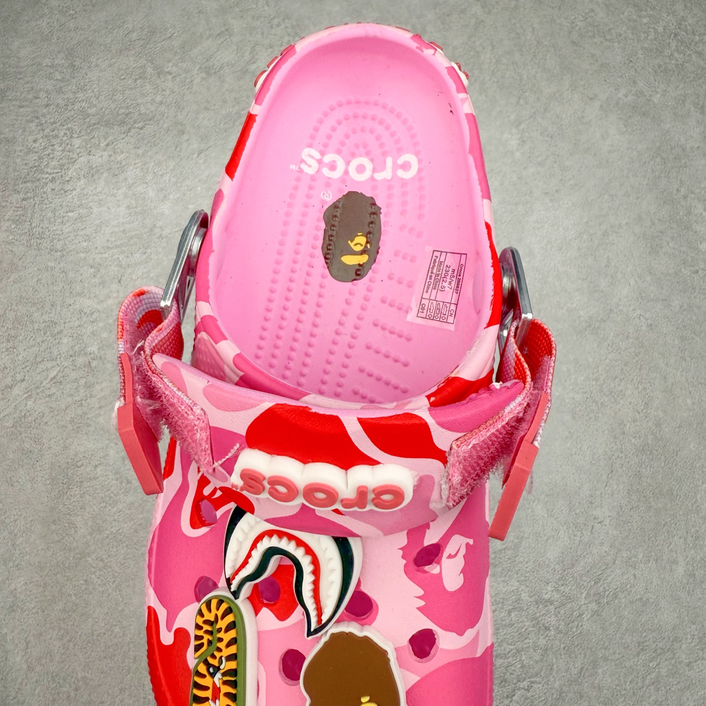 图片[5]-A BATHING APE x Crocs Classic clog 卡骆驰Bape联名迷彩印花舒适百搭洞洞鞋 超轻Croslite专利材料打造 鞋面更加耐用易清洗 该鞋款轻盈舒适 2002年 经典克骆格诞生 秉承外形简单 穿着舒适的初衷 不断为消费者带来舒适的穿着体验 穿出“趣”味 鞋面洞洞可搭彰显个性的智必星 一鞋两穿 可调节式后跟带增添鞋身的稳固性能 放前面变成愜意舒适的凉拖 放后面行走跑跳更加稳妥 Croslite ™材料 封闭式细胞树脂 能够在体温作用下自动变形以适应脚部形状 涉水性优秀的同时易于清洁 抓地力强 不易打滑 Crocs的核心理念：轻便 灵活 全方位的舒适感 同步官方尺码：M4（36-37） M5（37-38）M6（38-39）M7（39-40）M8（41-42）M9（42-43）M10（43-44）M11（45-46）-选品中心