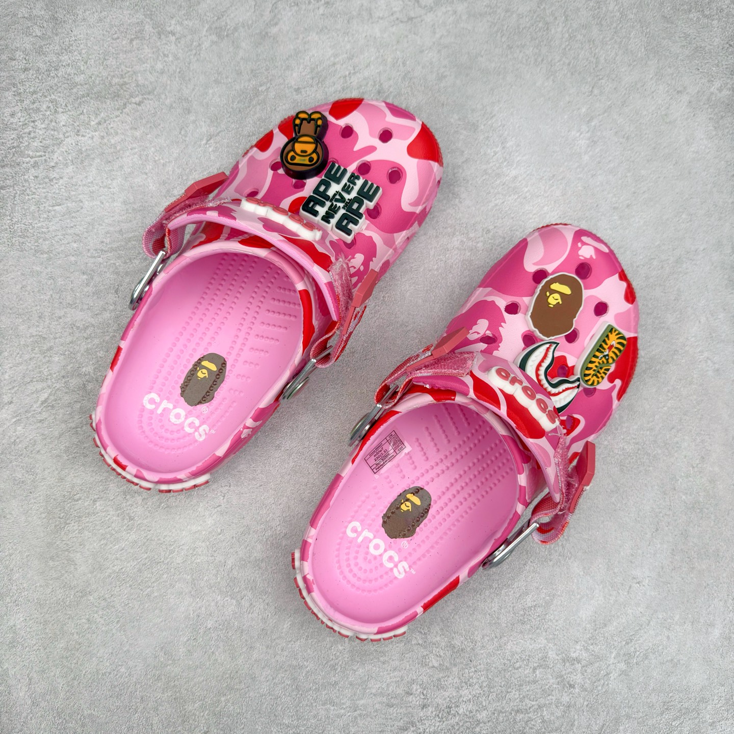 图片[3]-A BATHING APE x Crocs Classic clog 卡骆驰Bape联名迷彩印花舒适百搭洞洞鞋 超轻Croslite专利材料打造 鞋面更加耐用易清洗 该鞋款轻盈舒适 2002年 经典克骆格诞生 秉承外形简单 穿着舒适的初衷 不断为消费者带来舒适的穿着体验 穿出“趣”味 鞋面洞洞可搭彰显个性的智必星 一鞋两穿 可调节式后跟带增添鞋身的稳固性能 放前面变成愜意舒适的凉拖 放后面行走跑跳更加稳妥 Croslite ™材料 封闭式细胞树脂 能够在体温作用下自动变形以适应脚部形状 涉水性优秀的同时易于清洁 抓地力强 不易打滑 Crocs的核心理念：轻便 灵活 全方位的舒适感 同步官方尺码：M4（36-37） M5（37-38）M6（38-39）M7（39-40）M8（41-42）M9（42-43）M10（43-44）M11（45-46）-选品中心