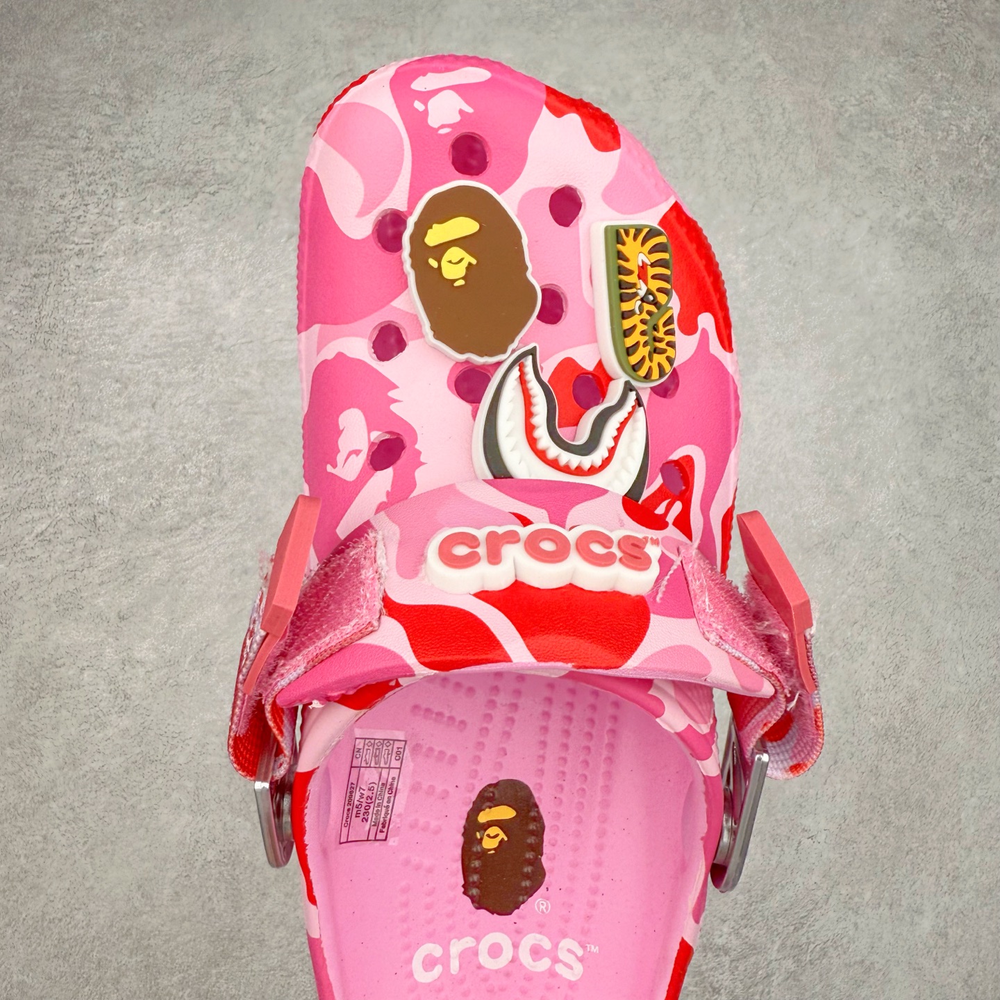 图片[4]-A BATHING APE x Crocs Classic clog 卡骆驰Bape联名迷彩印花舒适百搭洞洞鞋 超轻Croslite专利材料打造 鞋面更加耐用易清洗 该鞋款轻盈舒适 2002年 经典克骆格诞生 秉承外形简单 穿着舒适的初衷 不断为消费者带来舒适的穿着体验 穿出“趣”味 鞋面洞洞可搭彰显个性的智必星 一鞋两穿 可调节式后跟带增添鞋身的稳固性能 放前面变成愜意舒适的凉拖 放后面行走跑跳更加稳妥 Croslite ™材料 封闭式细胞树脂 能够在体温作用下自动变形以适应脚部形状 涉水性优秀的同时易于清洁 抓地力强 不易打滑 Crocs的核心理念：轻便 灵活 全方位的舒适感 同步官方尺码：M4（36-37） M5（37-38）M6（38-39）M7（39-40）M8（41-42）M9（42-43）M10（43-44）M11（45-46）-选品中心