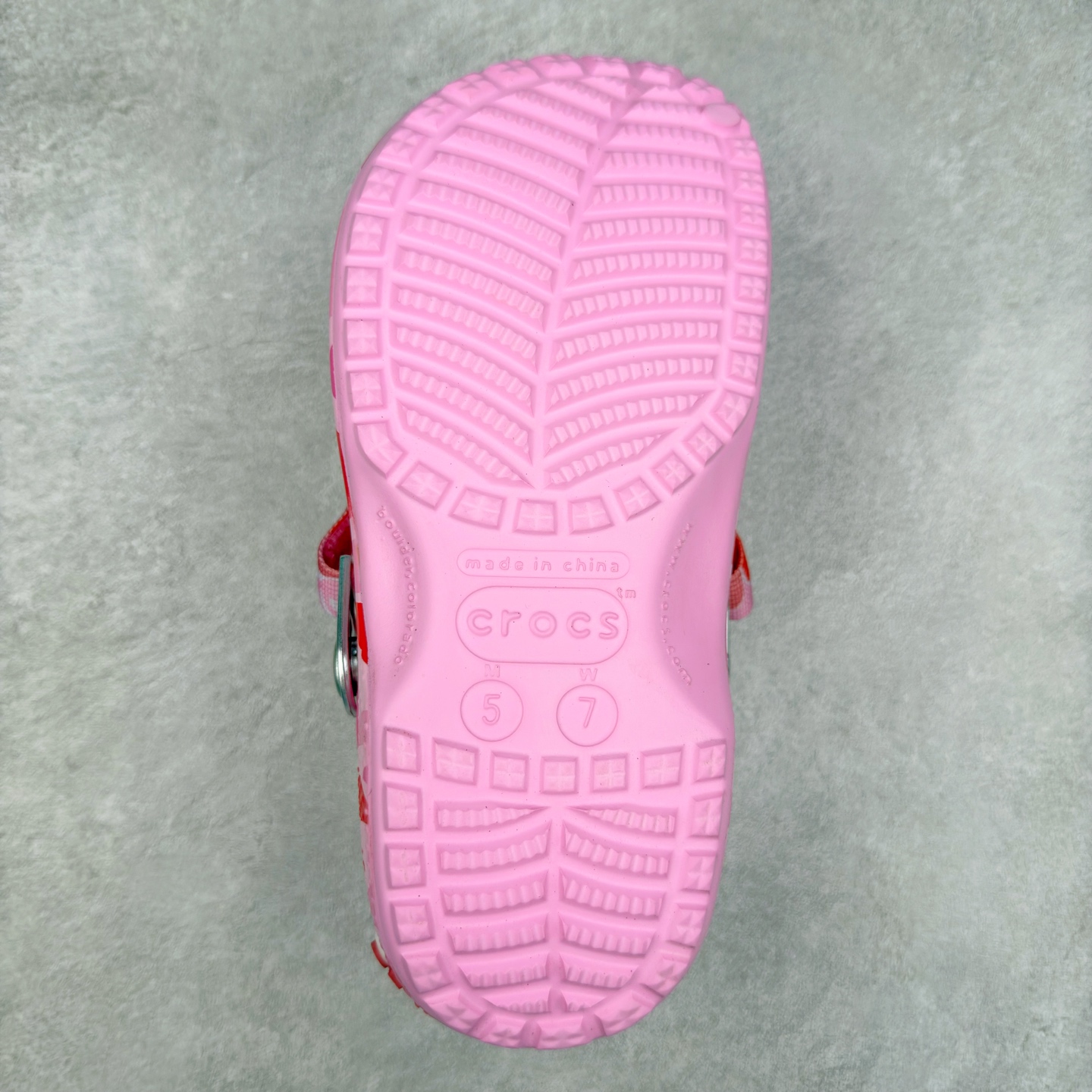 图片[9]-A BATHING APE x Crocs Classic clog 卡骆驰Bape联名迷彩印花舒适百搭洞洞鞋 超轻Croslite专利材料打造 鞋面更加耐用易清洗 该鞋款轻盈舒适 2002年 经典克骆格诞生 秉承外形简单 穿着舒适的初衷 不断为消费者带来舒适的穿着体验 穿出“趣”味 鞋面洞洞可搭彰显个性的智必星 一鞋两穿 可调节式后跟带增添鞋身的稳固性能 放前面变成愜意舒适的凉拖 放后面行走跑跳更加稳妥 Croslite ™材料 封闭式细胞树脂 能够在体温作用下自动变形以适应脚部形状 涉水性优秀的同时易于清洁 抓地力强 不易打滑 Crocs的核心理念：轻便 灵活 全方位的舒适感 同步官方尺码：M4（36-37） M5（37-38）M6（38-39）M7（39-40）M8（41-42）M9（42-43）M10（43-44）M11（45-46）-选品中心