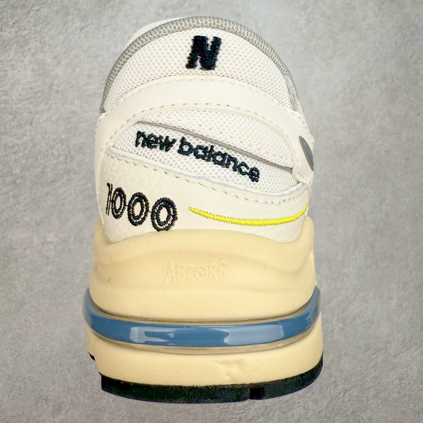 图片[8]-New Balance M1000 NB系列低帮复古老爹风休闲运动慢跑鞋 据悉，New Balance的复古鞋型M1000系列将在2024年正式回归。而自家美产创意总监Teddy Santis的AIMÉ LEON DORE也将率先推出联名1000撑撑场子，鞋款预计将在今年正式发布。New Balance1000系列作为NB最高端的鞋型，诞生于1999年，一度成为当年的热门鞋型，神似Nike Air Max95，现在看来也是一双符合潮流趋势的复古老爹鞋型。此番Teddy Santis亲自操刀，将丰富的配色和升级材质于复古的1000鞋型结合，鞋身采用米色、绿色和粉色的搭配。\\\”N\\\”字Logo也以全新的设计呈现，以1000标志性的网布和皮革材质打造，带来全新的视觉体验。后续ALD和New Balance1000的联名还将推出纯白配色，具体颜值还要等更多实物图的释出。AIMÉ LEON DORE和New Balance的多次联名一直有着超高的人气，无论是550还是1906R都有着不低的溢价，预计此番颜值不错的全新1000也会有着较高的人气。尺码：36 37 37.5 38 38.5 39.5 40 40.5 41.5 42 42.5 43 44 44.5 45-选品中心