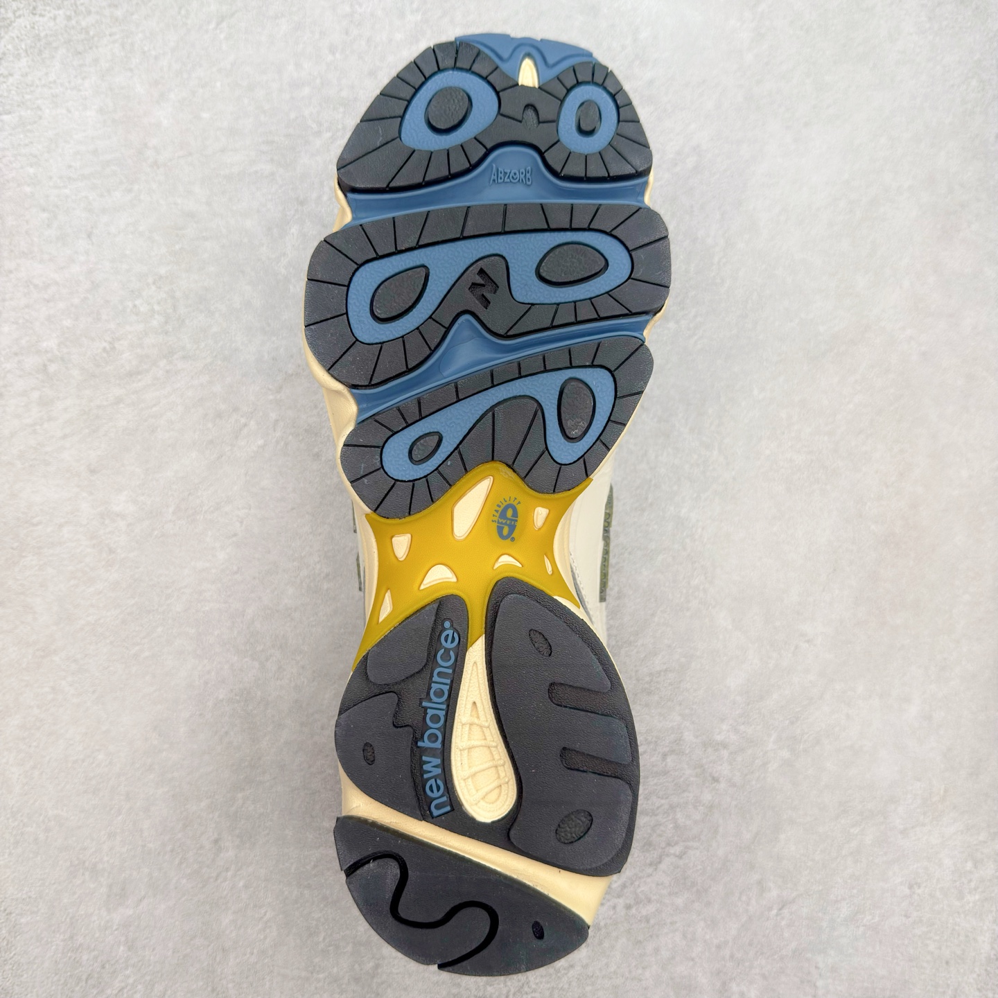 图片[9]-New Balance M1000 NB系列低帮复古老爹风休闲运动慢跑鞋 据悉，New Balance的复古鞋型M1000系列将在2024年正式回归。而自家美产创意总监Teddy Santis的AIMÉ LEON DORE也将率先推出联名1000撑撑场子，鞋款预计将在今年正式发布。New Balance1000系列作为NB最高端的鞋型，诞生于1999年，一度成为当年的热门鞋型，神似Nike Air Max95，现在看来也是一双符合潮流趋势的复古老爹鞋型。此番Teddy Santis亲自操刀，将丰富的配色和升级材质于复古的1000鞋型结合，鞋身采用米色、绿色和粉色的搭配。\\\”N\\\”字Logo也以全新的设计呈现，以1000标志性的网布和皮革材质打造，带来全新的视觉体验。后续ALD和New Balance1000的联名还将推出纯白配色，具体颜值还要等更多实物图的释出。AIMÉ LEON DORE和New Balance的多次联名一直有着超高的人气，无论是550还是1906R都有着不低的溢价，预计此番颜值不错的全新1000也会有着较高的人气。尺码：36 37 37.5 38 38.5 39.5 40 40.5 41.5 42 42.5 43 44 44.5 45-选品中心