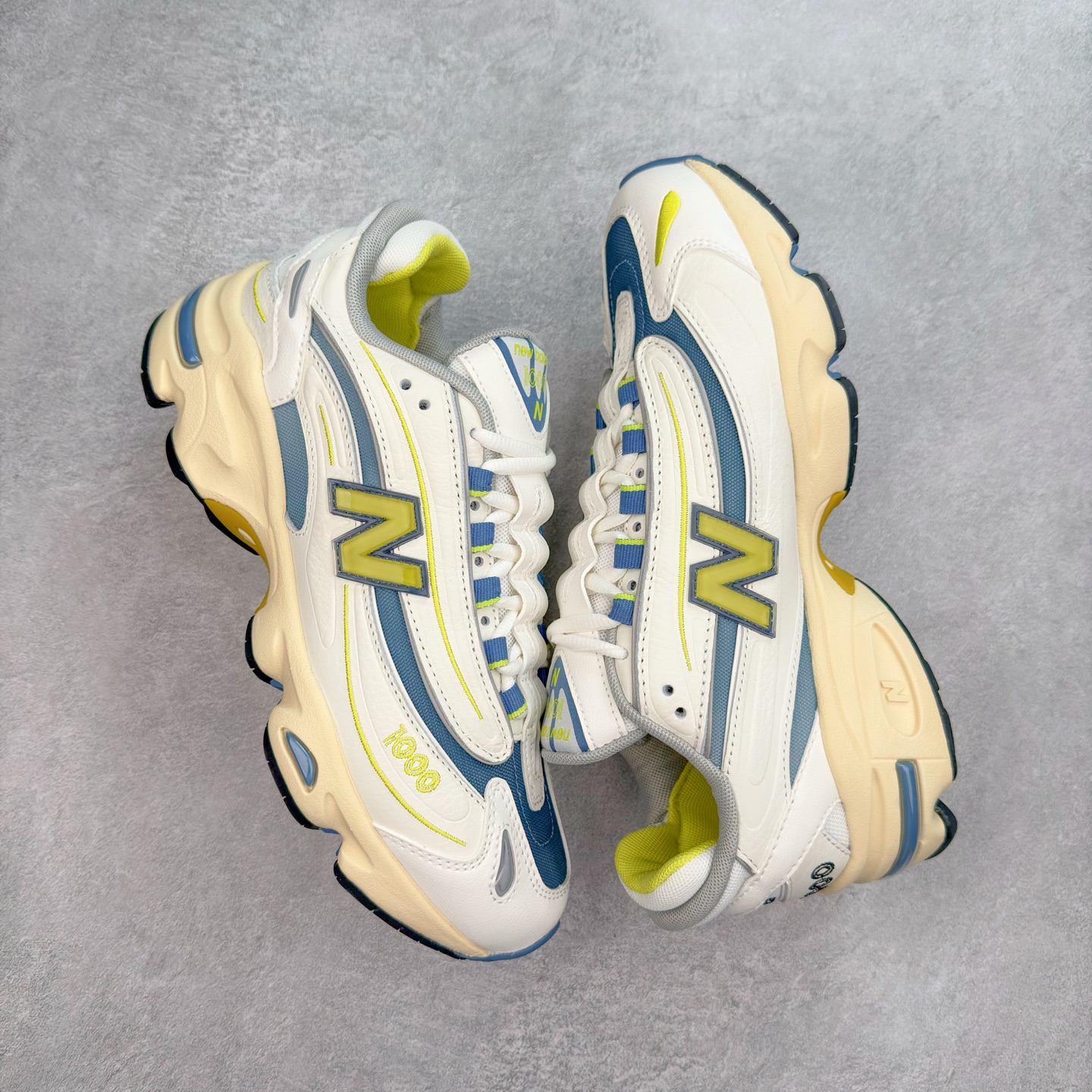 图片[3]-New Balance M1000 NB系列低帮复古老爹风休闲运动慢跑鞋 据悉，New Balance的复古鞋型M1000系列将在2024年正式回归。而自家美产创意总监Teddy Santis的AIMÉ LEON DORE也将率先推出联名1000撑撑场子，鞋款预计将在今年正式发布。New Balance1000系列作为NB最高端的鞋型，诞生于1999年，一度成为当年的热门鞋型，神似Nike Air Max95，现在看来也是一双符合潮流趋势的复古老爹鞋型。此番Teddy Santis亲自操刀，将丰富的配色和升级材质于复古的1000鞋型结合，鞋身采用米色、绿色和粉色的搭配。\\\”N\\\”字Logo也以全新的设计呈现，以1000标志性的网布和皮革材质打造，带来全新的视觉体验。后续ALD和New Balance1000的联名还将推出纯白配色，具体颜值还要等更多实物图的释出。AIMÉ LEON DORE和New Balance的多次联名一直有着超高的人气，无论是550还是1906R都有着不低的溢价，预计此番颜值不错的全新1000也会有着较高的人气。尺码：36 37 37.5 38 38.5 39.5 40 40.5 41.5 42 42.5 43 44 44.5 45-选品中心