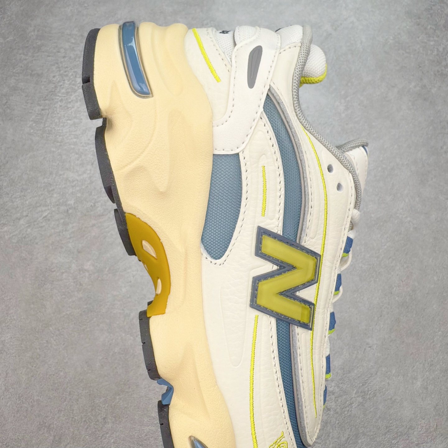 图片[6]-New Balance M1000 NB系列低帮复古老爹风休闲运动慢跑鞋 据悉，New Balance的复古鞋型M1000系列将在2024年正式回归。而自家美产创意总监Teddy Santis的AIMÉ LEON DORE也将率先推出联名1000撑撑场子，鞋款预计将在今年正式发布。New Balance1000系列作为NB最高端的鞋型，诞生于1999年，一度成为当年的热门鞋型，神似Nike Air Max95，现在看来也是一双符合潮流趋势的复古老爹鞋型。此番Teddy Santis亲自操刀，将丰富的配色和升级材质于复古的1000鞋型结合，鞋身采用米色、绿色和粉色的搭配。\\\”N\\\”字Logo也以全新的设计呈现，以1000标志性的网布和皮革材质打造，带来全新的视觉体验。后续ALD和New Balance1000的联名还将推出纯白配色，具体颜值还要等更多实物图的释出。AIMÉ LEON DORE和New Balance的多次联名一直有着超高的人气，无论是550还是1906R都有着不低的溢价，预计此番颜值不错的全新1000也会有着较高的人气。尺码：36 37 37.5 38 38.5 39.5 40 40.5 41.5 42 42.5 43 44 44.5 45-选品中心