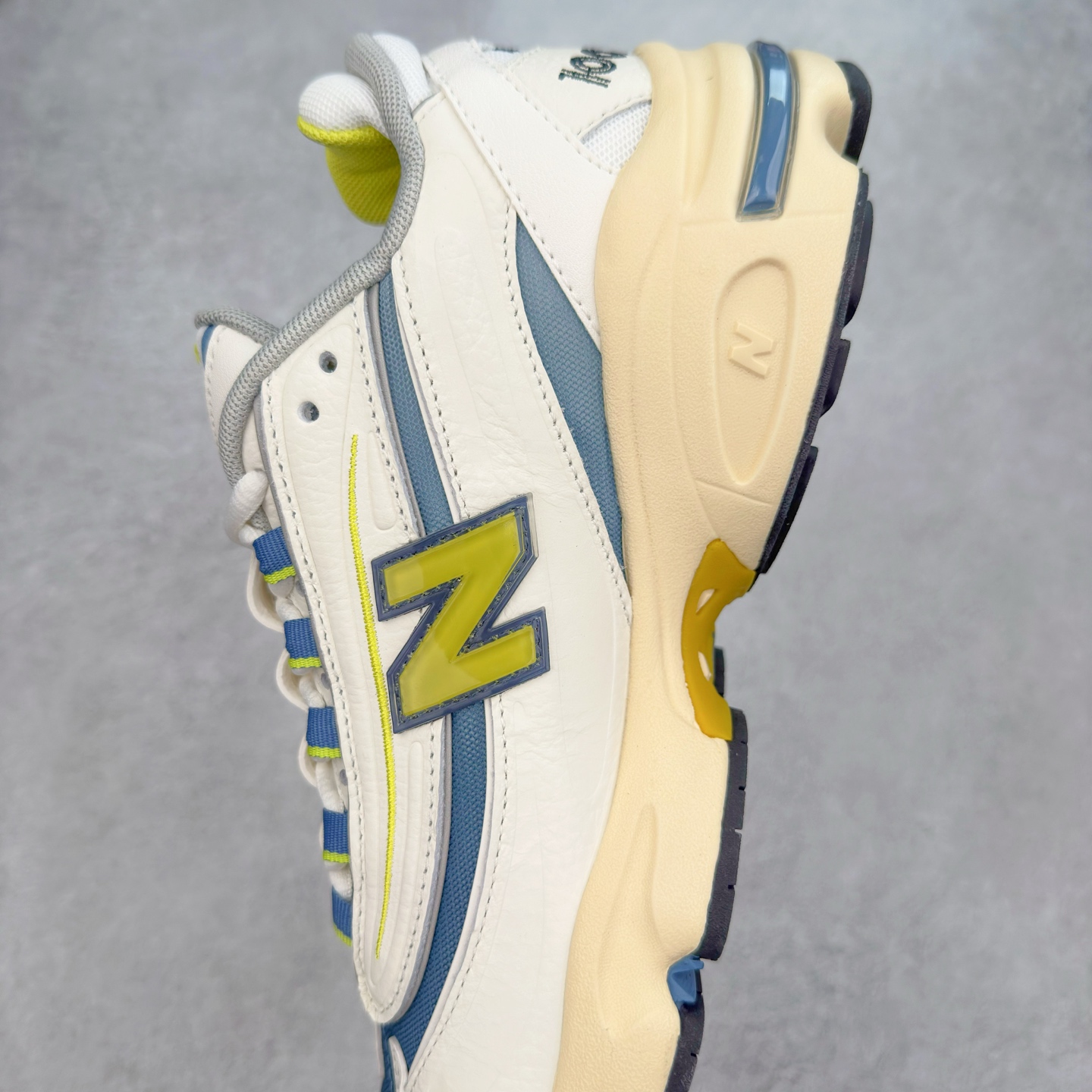 图片[7]-New Balance M1000 NB系列低帮复古老爹风休闲运动慢跑鞋 据悉，New Balance的复古鞋型M1000系列将在2024年正式回归。而自家美产创意总监Teddy Santis的AIMÉ LEON DORE也将率先推出联名1000撑撑场子，鞋款预计将在今年正式发布。New Balance1000系列作为NB最高端的鞋型，诞生于1999年，一度成为当年的热门鞋型，神似Nike Air Max95，现在看来也是一双符合潮流趋势的复古老爹鞋型。此番Teddy Santis亲自操刀，将丰富的配色和升级材质于复古的1000鞋型结合，鞋身采用米色、绿色和粉色的搭配。\\\”N\\\”字Logo也以全新的设计呈现，以1000标志性的网布和皮革材质打造，带来全新的视觉体验。后续ALD和New Balance1000的联名还将推出纯白配色，具体颜值还要等更多实物图的释出。AIMÉ LEON DORE和New Balance的多次联名一直有着超高的人气，无论是550还是1906R都有着不低的溢价，预计此番颜值不错的全新1000也会有着较高的人气。尺码：36 37 37.5 38 38.5 39.5 40 40.5 41.5 42 42.5 43 44 44.5 45-选品中心