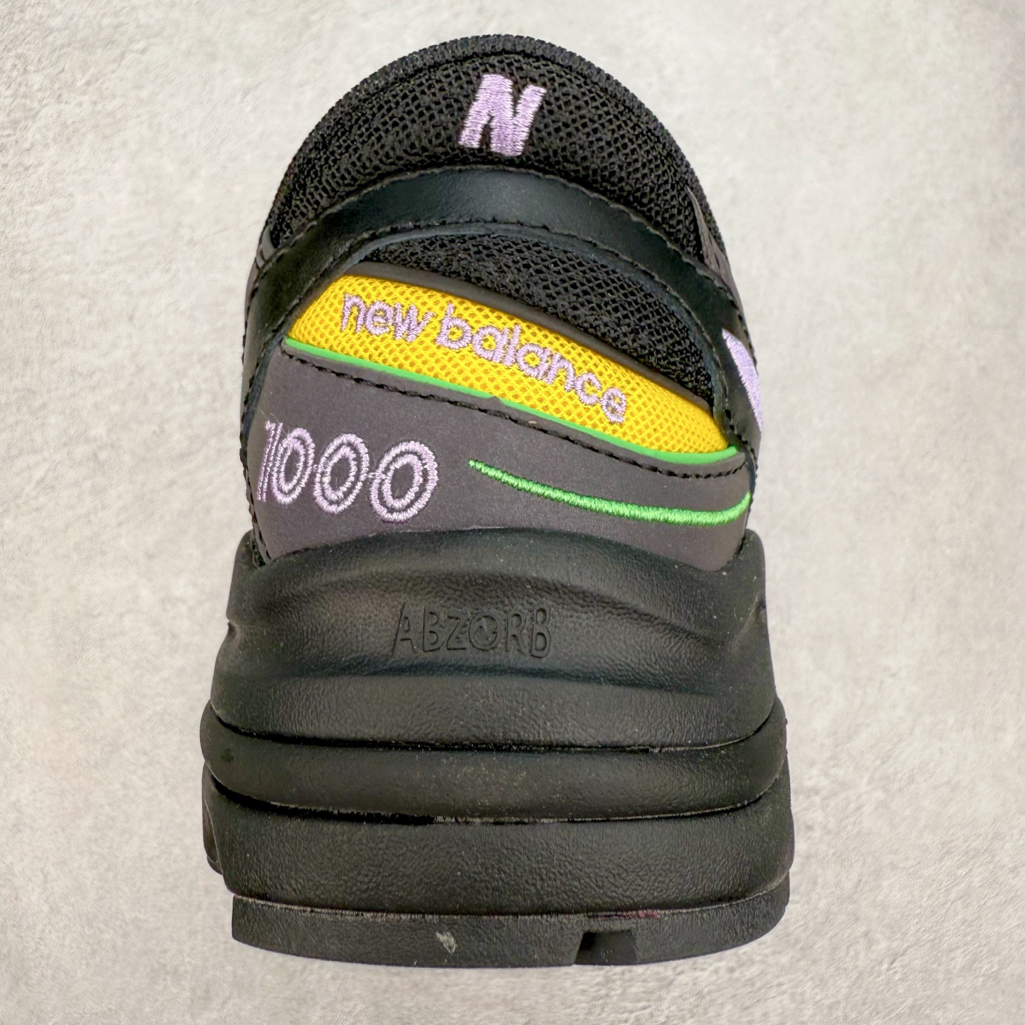 图片[8]-New Balance M1000 NB系列低帮复古老爹风休闲运动慢跑鞋 据悉，New Balance的复古鞋型M1000系列将在2024年正式回归。而自家美产创意总监Teddy Santis的AIMÉ LEON DORE也将率先推出联名1000撑撑场子，鞋款预计将在今年正式发布。New Balance1000系列作为NB最高端的鞋型，诞生于1999年，一度成为当年的热门鞋型，神似Nike Air Max95，现在看来也是一双符合潮流趋势的复古老爹鞋型。此番Teddy Santis亲自操刀，将丰富的配色和升级材质于复古的1000鞋型结合，鞋身采用米色、绿色和粉色的搭配。\\\”N\\\”字Logo也以全新的设计呈现，以1000标志性的网布和皮革材质打造，带来全新的视觉体验。后续ALD和New Balance1000的联名还将推出纯白配色，具体颜值还要等更多实物图的释出。AIMÉ LEON DORE和New Balance的多次联名一直有着超高的人气，无论是550还是1906R都有着不低的溢价，预计此番颜值不错的全新1000也会有着较高的人气。尺码：36 37 37.5 38 38.5 39.5 40 40.5 41.5 42 42.5 43 44 44.5 45-选品中心