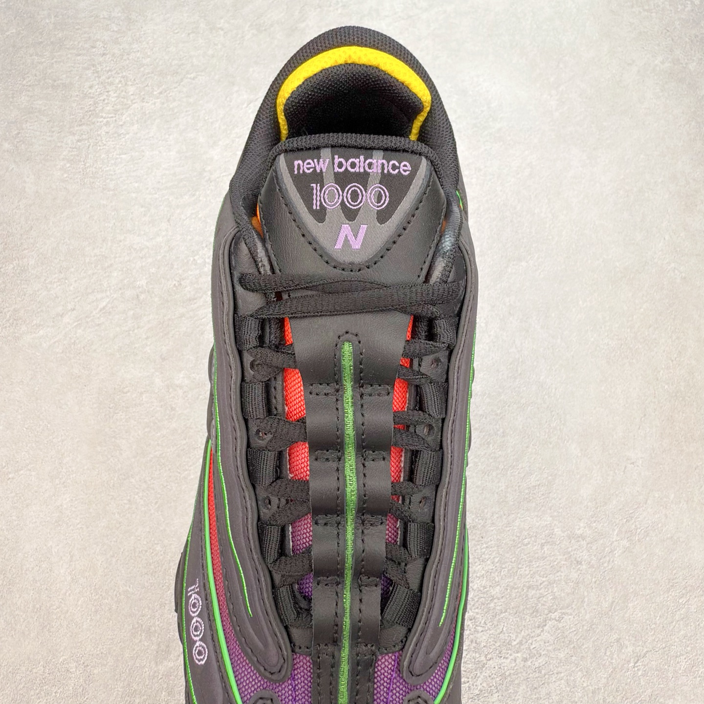 图片[5]-New Balance M1000 NB系列低帮复古老爹风休闲运动慢跑鞋 据悉，New Balance的复古鞋型M1000系列将在2024年正式回归。而自家美产创意总监Teddy Santis的AIMÉ LEON DORE也将率先推出联名1000撑撑场子，鞋款预计将在今年正式发布。New Balance1000系列作为NB最高端的鞋型，诞生于1999年，一度成为当年的热门鞋型，神似Nike Air Max95，现在看来也是一双符合潮流趋势的复古老爹鞋型。此番Teddy Santis亲自操刀，将丰富的配色和升级材质于复古的1000鞋型结合，鞋身采用米色、绿色和粉色的搭配。\\\”N\\\”字Logo也以全新的设计呈现，以1000标志性的网布和皮革材质打造，带来全新的视觉体验。后续ALD和New Balance1000的联名还将推出纯白配色，具体颜值还要等更多实物图的释出。AIMÉ LEON DORE和New Balance的多次联名一直有着超高的人气，无论是550还是1906R都有着不低的溢价，预计此番颜值不错的全新1000也会有着较高的人气。尺码：36 37 37.5 38 38.5 39.5 40 40.5 41.5 42 42.5 43 44 44.5 45-选品中心