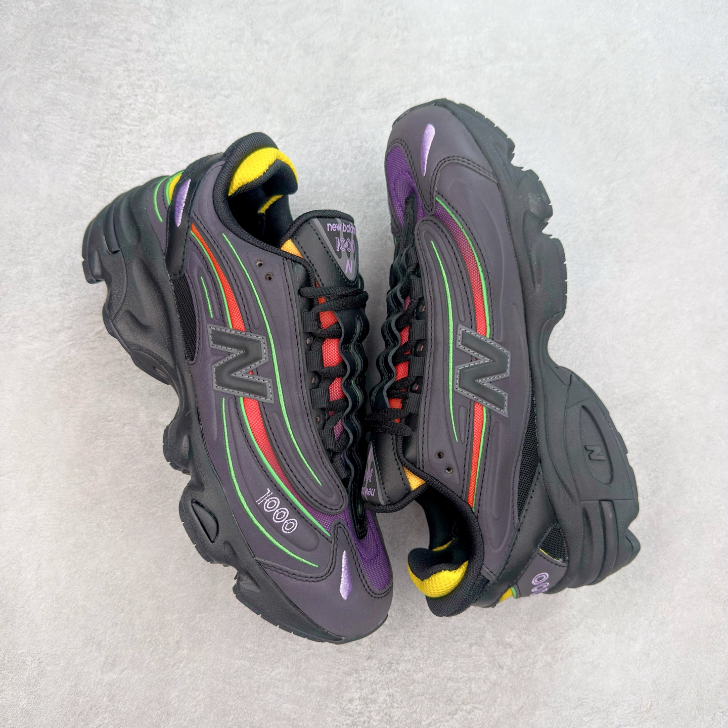 图片[3]-New Balance M1000 NB系列低帮复古老爹风休闲运动慢跑鞋 据悉，New Balance的复古鞋型M1000系列将在2024年正式回归。而自家美产创意总监Teddy Santis的AIMÉ LEON DORE也将率先推出联名1000撑撑场子，鞋款预计将在今年正式发布。New Balance1000系列作为NB最高端的鞋型，诞生于1999年，一度成为当年的热门鞋型，神似Nike Air Max95，现在看来也是一双符合潮流趋势的复古老爹鞋型。此番Teddy Santis亲自操刀，将丰富的配色和升级材质于复古的1000鞋型结合，鞋身采用米色、绿色和粉色的搭配。\\\”N\\\”字Logo也以全新的设计呈现，以1000标志性的网布和皮革材质打造，带来全新的视觉体验。后续ALD和New Balance1000的联名还将推出纯白配色，具体颜值还要等更多实物图的释出。AIMÉ LEON DORE和New Balance的多次联名一直有着超高的人气，无论是550还是1906R都有着不低的溢价，预计此番颜值不错的全新1000也会有着较高的人气。尺码：36 37 37.5 38 38.5 39.5 40 40.5 41.5 42 42.5 43 44 44.5 45-选品中心