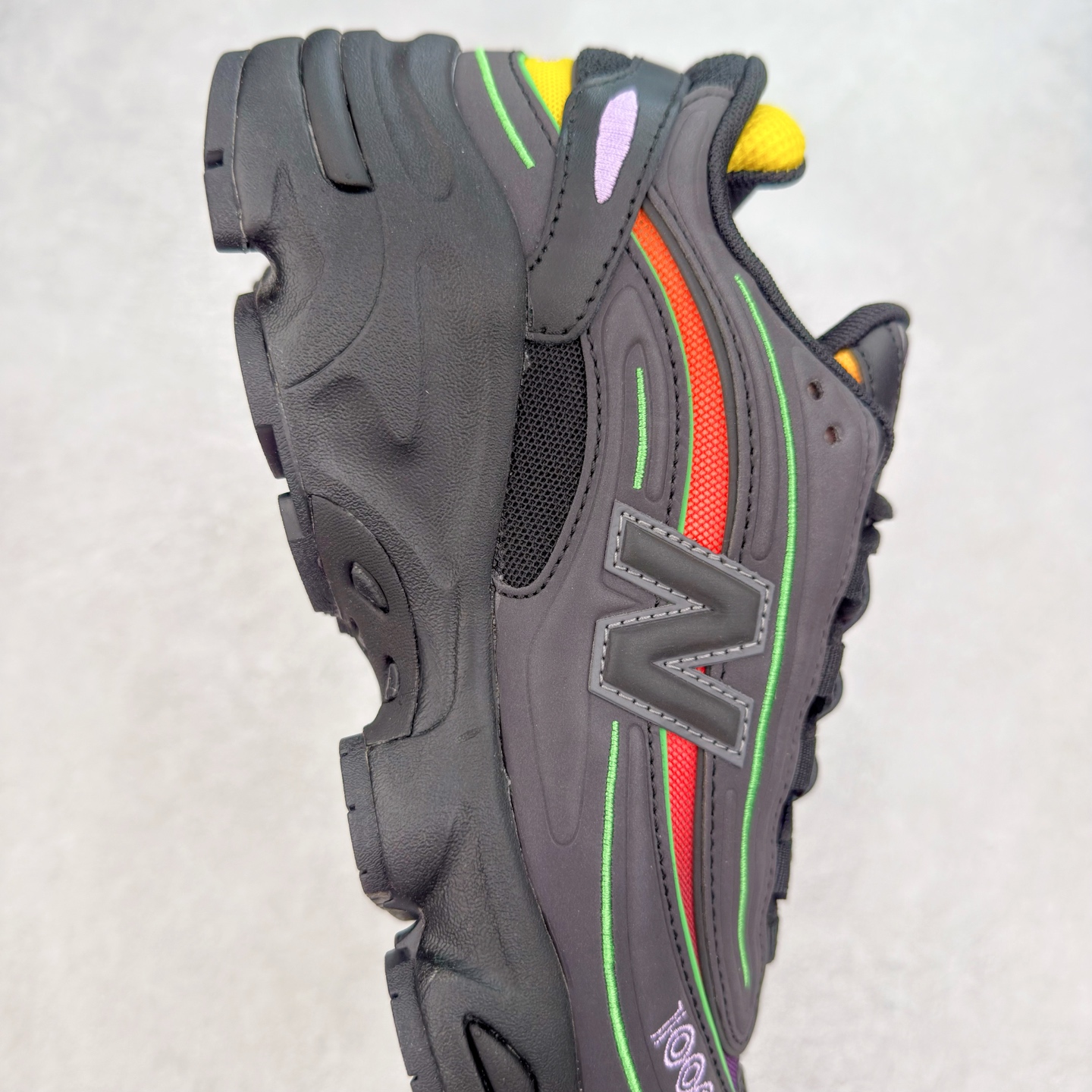 图片[6]-New Balance M1000 NB系列低帮复古老爹风休闲运动慢跑鞋 据悉，New Balance的复古鞋型M1000系列将在2024年正式回归。而自家美产创意总监Teddy Santis的AIMÉ LEON DORE也将率先推出联名1000撑撑场子，鞋款预计将在今年正式发布。New Balance1000系列作为NB最高端的鞋型，诞生于1999年，一度成为当年的热门鞋型，神似Nike Air Max95，现在看来也是一双符合潮流趋势的复古老爹鞋型。此番Teddy Santis亲自操刀，将丰富的配色和升级材质于复古的1000鞋型结合，鞋身采用米色、绿色和粉色的搭配。\\\”N\\\”字Logo也以全新的设计呈现，以1000标志性的网布和皮革材质打造，带来全新的视觉体验。后续ALD和New Balance1000的联名还将推出纯白配色，具体颜值还要等更多实物图的释出。AIMÉ LEON DORE和New Balance的多次联名一直有着超高的人气，无论是550还是1906R都有着不低的溢价，预计此番颜值不错的全新1000也会有着较高的人气。尺码：36 37 37.5 38 38.5 39.5 40 40.5 41.5 42 42.5 43 44 44.5 45-选品中心