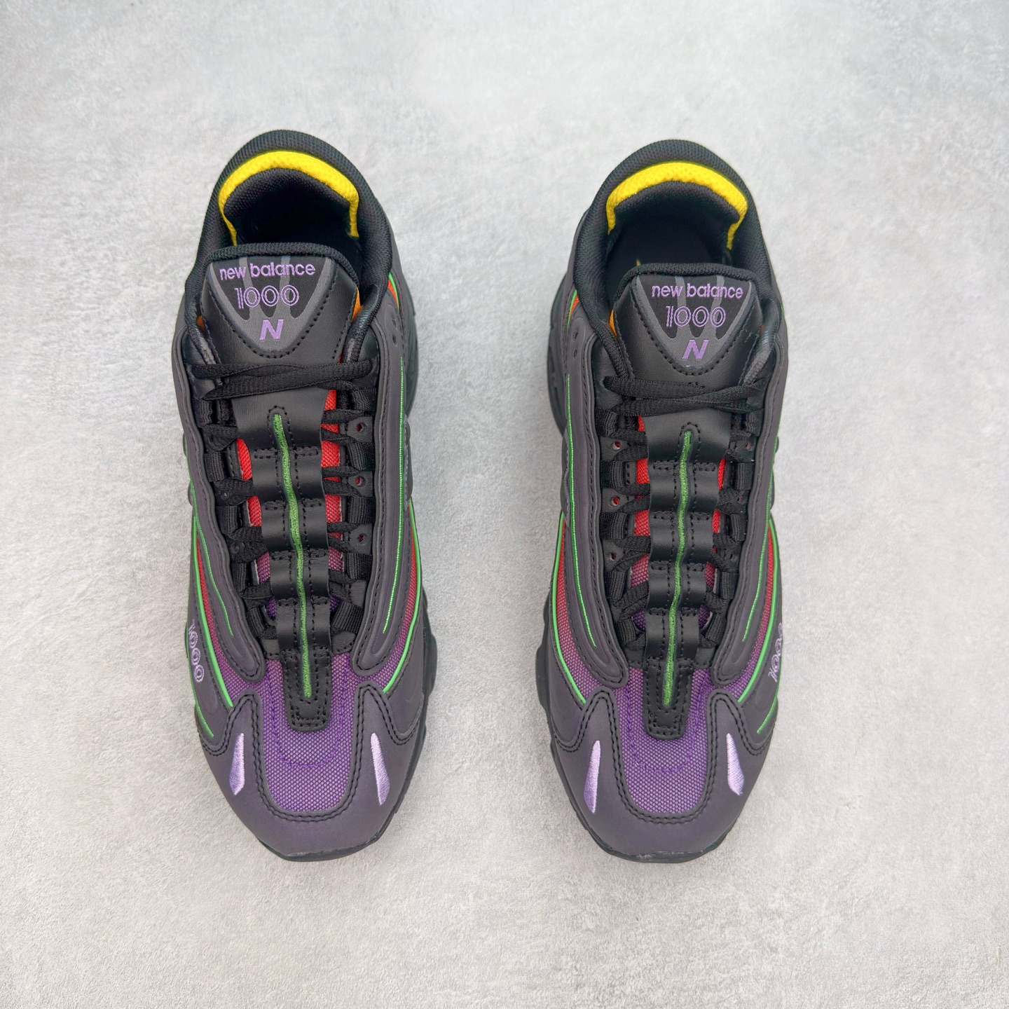 图片[2]-New Balance M1000 NB系列低帮复古老爹风休闲运动慢跑鞋 据悉，New Balance的复古鞋型M1000系列将在2024年正式回归。而自家美产创意总监Teddy Santis的AIMÉ LEON DORE也将率先推出联名1000撑撑场子，鞋款预计将在今年正式发布。New Balance1000系列作为NB最高端的鞋型，诞生于1999年，一度成为当年的热门鞋型，神似Nike Air Max95，现在看来也是一双符合潮流趋势的复古老爹鞋型。此番Teddy Santis亲自操刀，将丰富的配色和升级材质于复古的1000鞋型结合，鞋身采用米色、绿色和粉色的搭配。\\\”N\\\”字Logo也以全新的设计呈现，以1000标志性的网布和皮革材质打造，带来全新的视觉体验。后续ALD和New Balance1000的联名还将推出纯白配色，具体颜值还要等更多实物图的释出。AIMÉ LEON DORE和New Balance的多次联名一直有着超高的人气，无论是550还是1906R都有着不低的溢价，预计此番颜值不错的全新1000也会有着较高的人气。尺码：36 37 37.5 38 38.5 39.5 40 40.5 41.5 42 42.5 43 44 44.5 45-选品中心