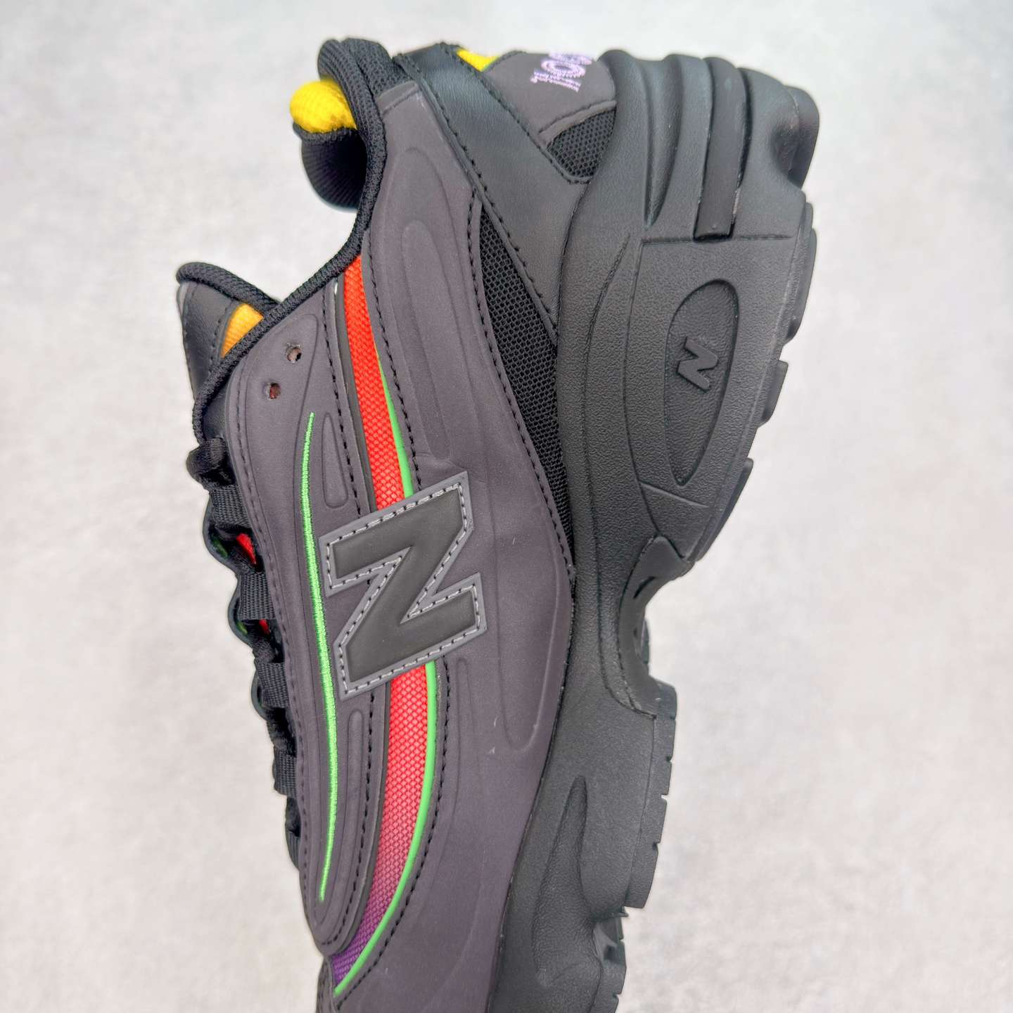 图片[7]-New Balance M1000 NB系列低帮复古老爹风休闲运动慢跑鞋 据悉，New Balance的复古鞋型M1000系列将在2024年正式回归。而自家美产创意总监Teddy Santis的AIMÉ LEON DORE也将率先推出联名1000撑撑场子，鞋款预计将在今年正式发布。New Balance1000系列作为NB最高端的鞋型，诞生于1999年，一度成为当年的热门鞋型，神似Nike Air Max95，现在看来也是一双符合潮流趋势的复古老爹鞋型。此番Teddy Santis亲自操刀，将丰富的配色和升级材质于复古的1000鞋型结合，鞋身采用米色、绿色和粉色的搭配。\\\”N\\\”字Logo也以全新的设计呈现，以1000标志性的网布和皮革材质打造，带来全新的视觉体验。后续ALD和New Balance1000的联名还将推出纯白配色，具体颜值还要等更多实物图的释出。AIMÉ LEON DORE和New Balance的多次联名一直有着超高的人气，无论是550还是1906R都有着不低的溢价，预计此番颜值不错的全新1000也会有着较高的人气。尺码：36 37 37.5 38 38.5 39.5 40 40.5 41.5 42 42.5 43 44 44.5 45-选品中心