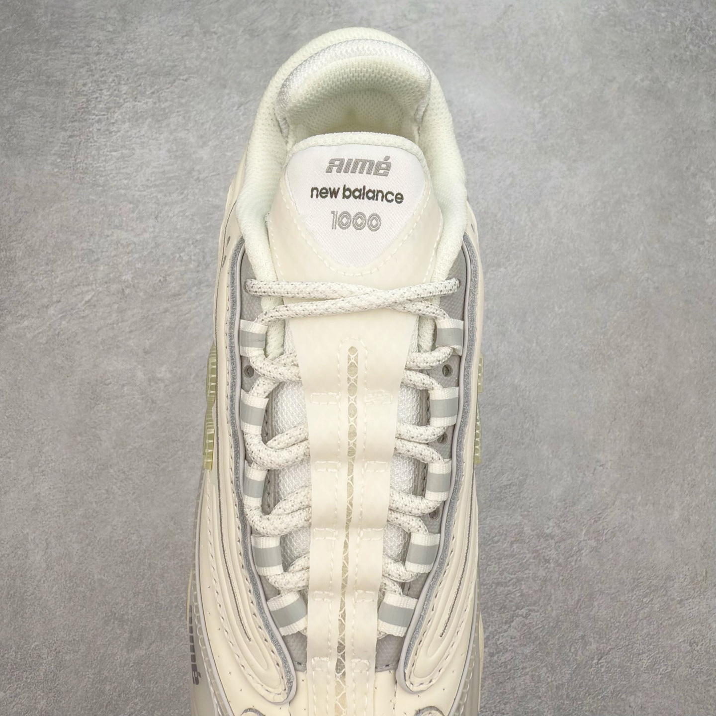 图片[5]-New Balance M1000 NB系列低帮复古老爹风休闲运动慢跑鞋 据悉，New Balance的复古鞋型M1000系列将在2024年正式回归。而自家美产创意总监Teddy Santis的AIMÉ LEON DORE也将率先推出联名1000撑撑场子，鞋款预计将在今年正式发布。New Balance1000系列作为NB最高端的鞋型，诞生于1999年，一度成为当年的热门鞋型，神似Nike Air Max95，现在看来也是一双符合潮流趋势的复古老爹鞋型。此番Teddy Santis亲自操刀，将丰富的配色和升级材质于复古的1000鞋型结合，鞋身采用米色、绿色和粉色的搭配。\\\”N\\\”字Logo也以全新的设计呈现，以1000标志性的网布和皮革材质打造，带来全新的视觉体验。后续ALD和New Balance1000的联名还将推出纯白配色，具体颜值还要等更多实物图的释出。AIMÉ LEON DORE和New Balance的多次联名一直有着超高的人气，无论是550还是1906R都有着不低的溢价，预计此番颜值不错的全新1000也会有着较高的人气。尺码：36 37 37.5 38 38.5 39.5 40 40.5 41.5 42 42.5 43 44 44.5 45-选品中心