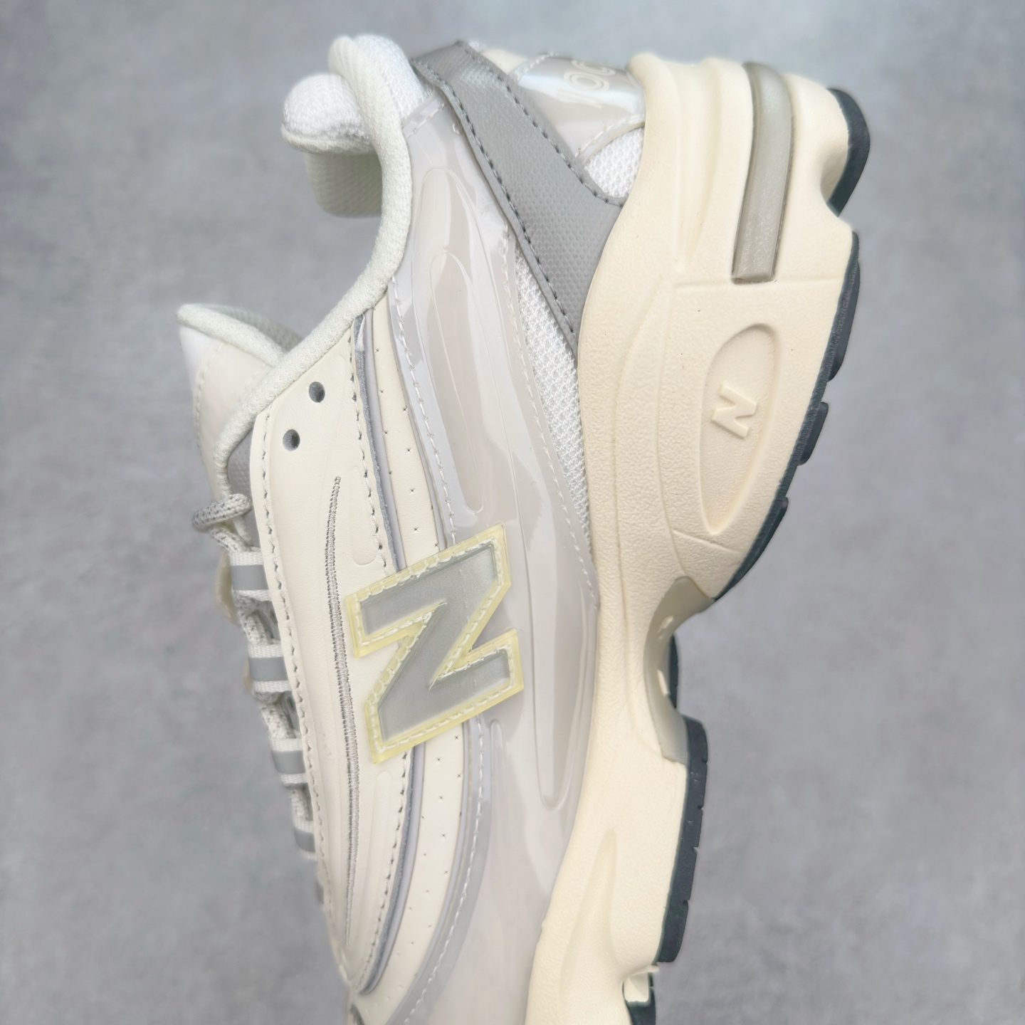 图片[7]-New Balance M1000 NB系列低帮复古老爹风休闲运动慢跑鞋 据悉，New Balance的复古鞋型M1000系列将在2024年正式回归。而自家美产创意总监Teddy Santis的AIMÉ LEON DORE也将率先推出联名1000撑撑场子，鞋款预计将在今年正式发布。New Balance1000系列作为NB最高端的鞋型，诞生于1999年，一度成为当年的热门鞋型，神似Nike Air Max95，现在看来也是一双符合潮流趋势的复古老爹鞋型。此番Teddy Santis亲自操刀，将丰富的配色和升级材质于复古的1000鞋型结合，鞋身采用米色、绿色和粉色的搭配。\\\”N\\\”字Logo也以全新的设计呈现，以1000标志性的网布和皮革材质打造，带来全新的视觉体验。后续ALD和New Balance1000的联名还将推出纯白配色，具体颜值还要等更多实物图的释出。AIMÉ LEON DORE和New Balance的多次联名一直有着超高的人气，无论是550还是1906R都有着不低的溢价，预计此番颜值不错的全新1000也会有着较高的人气。尺码：36 37 37.5 38 38.5 39.5 40 40.5 41.5 42 42.5 43 44 44.5 45-选品中心