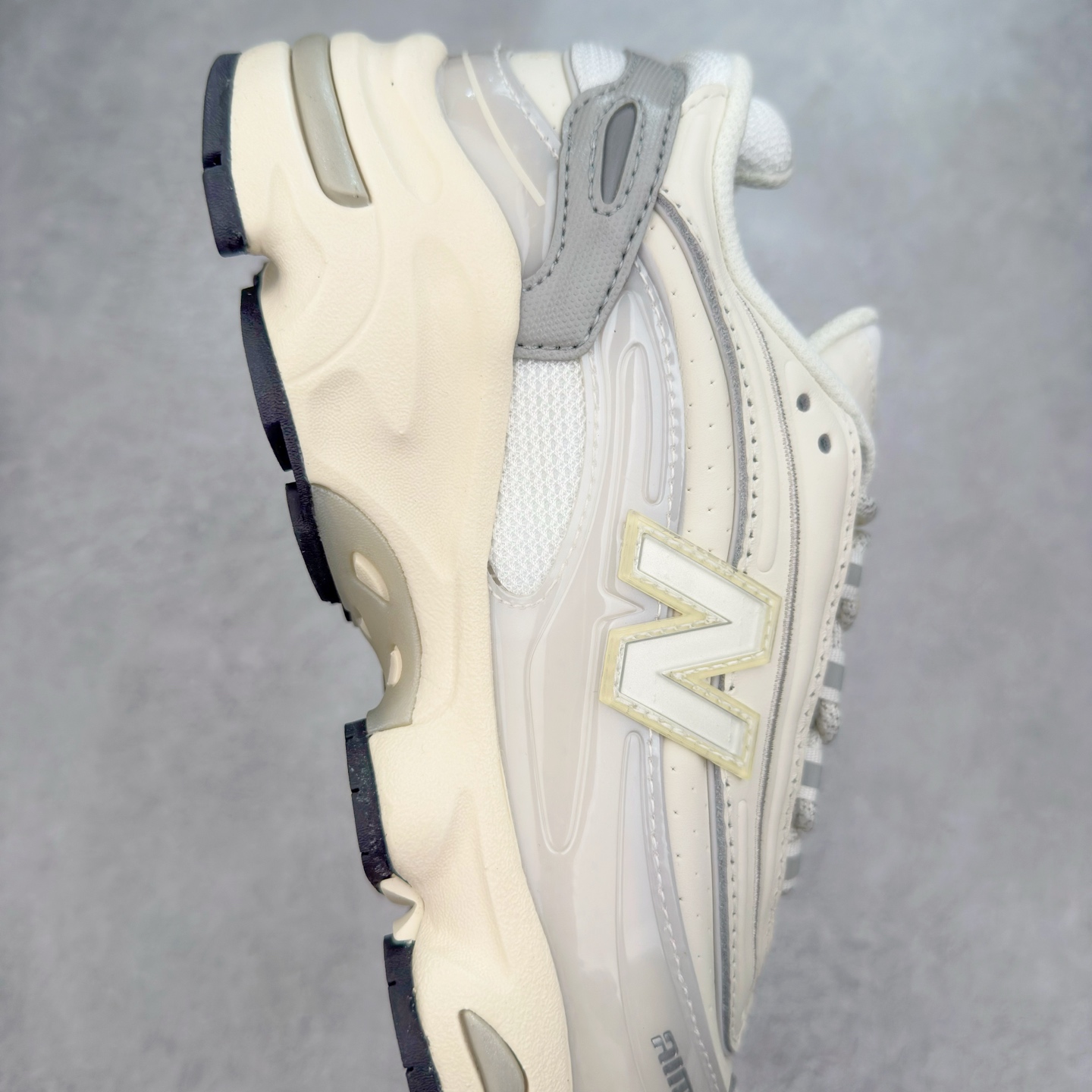 图片[6]-New Balance M1000 NB系列低帮复古老爹风休闲运动慢跑鞋 据悉，New Balance的复古鞋型M1000系列将在2024年正式回归。而自家美产创意总监Teddy Santis的AIMÉ LEON DORE也将率先推出联名1000撑撑场子，鞋款预计将在今年正式发布。New Balance1000系列作为NB最高端的鞋型，诞生于1999年，一度成为当年的热门鞋型，神似Nike Air Max95，现在看来也是一双符合潮流趋势的复古老爹鞋型。此番Teddy Santis亲自操刀，将丰富的配色和升级材质于复古的1000鞋型结合，鞋身采用米色、绿色和粉色的搭配。\\\”N\\\”字Logo也以全新的设计呈现，以1000标志性的网布和皮革材质打造，带来全新的视觉体验。后续ALD和New Balance1000的联名还将推出纯白配色，具体颜值还要等更多实物图的释出。AIMÉ LEON DORE和New Balance的多次联名一直有着超高的人气，无论是550还是1906R都有着不低的溢价，预计此番颜值不错的全新1000也会有着较高的人气。尺码：36 37 37.5 38 38.5 39.5 40 40.5 41.5 42 42.5 43 44 44.5 45-选品中心