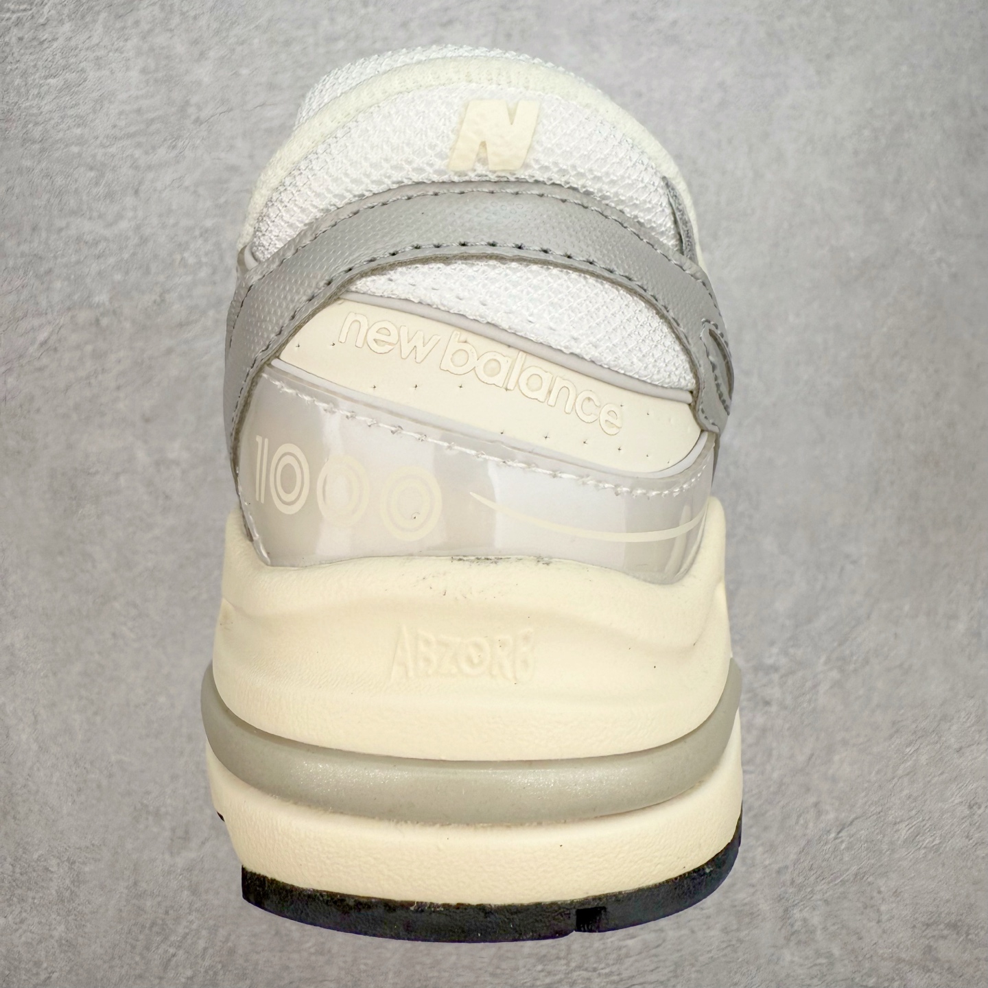 图片[8]-New Balance M1000 NB系列低帮复古老爹风休闲运动慢跑鞋 据悉，New Balance的复古鞋型M1000系列将在2024年正式回归。而自家美产创意总监Teddy Santis的AIMÉ LEON DORE也将率先推出联名1000撑撑场子，鞋款预计将在今年正式发布。New Balance1000系列作为NB最高端的鞋型，诞生于1999年，一度成为当年的热门鞋型，神似Nike Air Max95，现在看来也是一双符合潮流趋势的复古老爹鞋型。此番Teddy Santis亲自操刀，将丰富的配色和升级材质于复古的1000鞋型结合，鞋身采用米色、绿色和粉色的搭配。\\\”N\\\”字Logo也以全新的设计呈现，以1000标志性的网布和皮革材质打造，带来全新的视觉体验。后续ALD和New Balance1000的联名还将推出纯白配色，具体颜值还要等更多实物图的释出。AIMÉ LEON DORE和New Balance的多次联名一直有着超高的人气，无论是550还是1906R都有着不低的溢价，预计此番颜值不错的全新1000也会有着较高的人气。尺码：36 37 37.5 38 38.5 39.5 40 40.5 41.5 42 42.5 43 44 44.5 45-选品中心