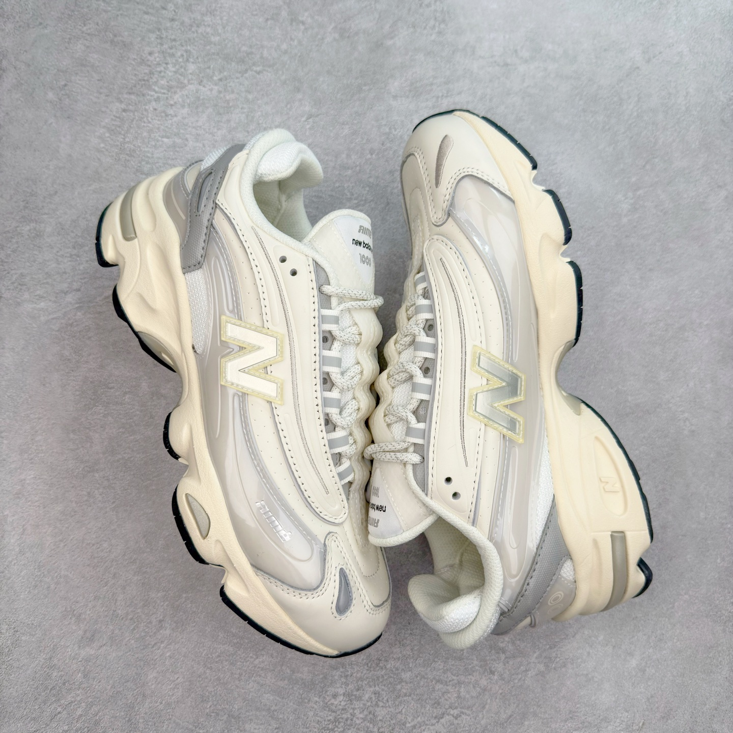 图片[3]-New Balance M1000 NB系列低帮复古老爹风休闲运动慢跑鞋 据悉，New Balance的复古鞋型M1000系列将在2024年正式回归。而自家美产创意总监Teddy Santis的AIMÉ LEON DORE也将率先推出联名1000撑撑场子，鞋款预计将在今年正式发布。New Balance1000系列作为NB最高端的鞋型，诞生于1999年，一度成为当年的热门鞋型，神似Nike Air Max95，现在看来也是一双符合潮流趋势的复古老爹鞋型。此番Teddy Santis亲自操刀，将丰富的配色和升级材质于复古的1000鞋型结合，鞋身采用米色、绿色和粉色的搭配。\\\”N\\\”字Logo也以全新的设计呈现，以1000标志性的网布和皮革材质打造，带来全新的视觉体验。后续ALD和New Balance1000的联名还将推出纯白配色，具体颜值还要等更多实物图的释出。AIMÉ LEON DORE和New Balance的多次联名一直有着超高的人气，无论是550还是1906R都有着不低的溢价，预计此番颜值不错的全新1000也会有着较高的人气。尺码：36 37 37.5 38 38.5 39.5 40 40.5 41.5 42 42.5 43 44 44.5 45-选品中心