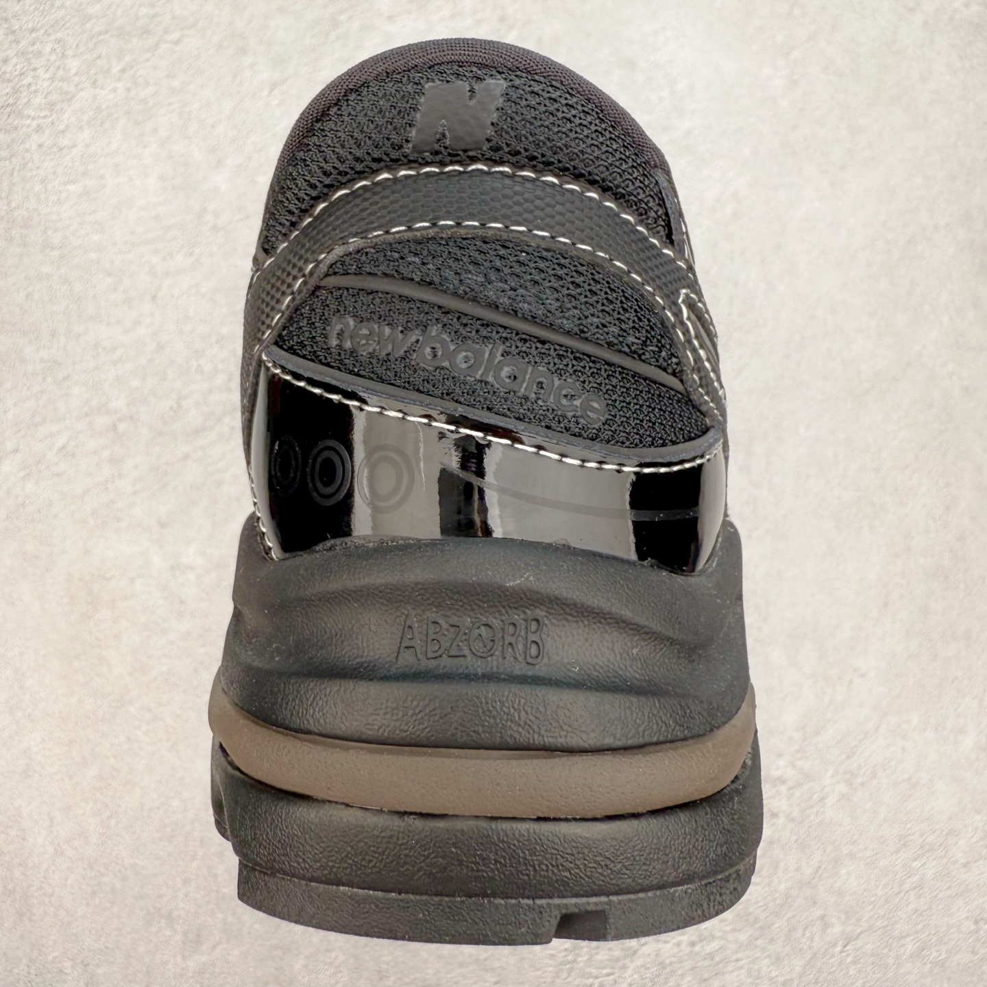 图片[8]-New Balance M1000 NB系列低帮复古老爹风休闲运动慢跑鞋 据悉，New Balance的复古鞋型M1000系列将在2024年正式回归。而自家美产创意总监Teddy Santis的AIMÉ LEON DORE也将率先推出联名1000撑撑场子，鞋款预计将在今年正式发布。New Balance1000系列作为NB最高端的鞋型，诞生于1999年，一度成为当年的热门鞋型，神似Nike Air Max95，现在看来也是一双符合潮流趋势的复古老爹鞋型。此番Teddy Santis亲自操刀，将丰富的配色和升级材质于复古的1000鞋型结合，鞋身采用米色、绿色和粉色的搭配。\\\”N\\\”字Logo也以全新的设计呈现，以1000标志性的网布和皮革材质打造，带来全新的视觉体验。后续ALD和New Balance1000的联名还将推出纯白配色，具体颜值还要等更多实物图的释出。AIMÉ LEON DORE和New Balance的多次联名一直有着超高的人气，无论是550还是1906R都有着不低的溢价，预计此番颜值不错的全新1000也会有着较高的人气。尺码：36 37 37.5 38 38.5 39.5 40 40.5 41.5 42 42.5 43 44 44.5 45-选品中心