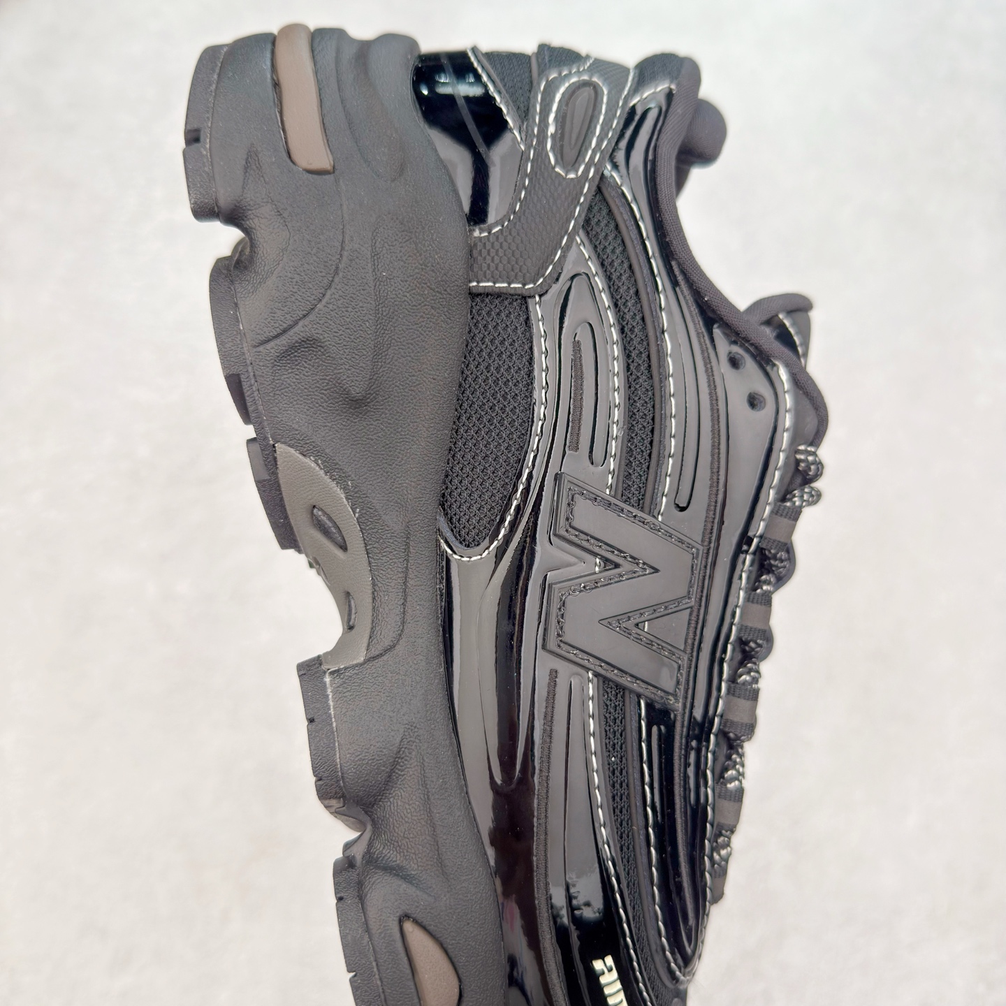 图片[6]-New Balance M1000 NB系列低帮复古老爹风休闲运动慢跑鞋 据悉，New Balance的复古鞋型M1000系列将在2024年正式回归。而自家美产创意总监Teddy Santis的AIMÉ LEON DORE也将率先推出联名1000撑撑场子，鞋款预计将在今年正式发布。New Balance1000系列作为NB最高端的鞋型，诞生于1999年，一度成为当年的热门鞋型，神似Nike Air Max95，现在看来也是一双符合潮流趋势的复古老爹鞋型。此番Teddy Santis亲自操刀，将丰富的配色和升级材质于复古的1000鞋型结合，鞋身采用米色、绿色和粉色的搭配。\\\”N\\\”字Logo也以全新的设计呈现，以1000标志性的网布和皮革材质打造，带来全新的视觉体验。后续ALD和New Balance1000的联名还将推出纯白配色，具体颜值还要等更多实物图的释出。AIMÉ LEON DORE和New Balance的多次联名一直有着超高的人气，无论是550还是1906R都有着不低的溢价，预计此番颜值不错的全新1000也会有着较高的人气。尺码：36 37 37.5 38 38.5 39.5 40 40.5 41.5 42 42.5 43 44 44.5 45-选品中心