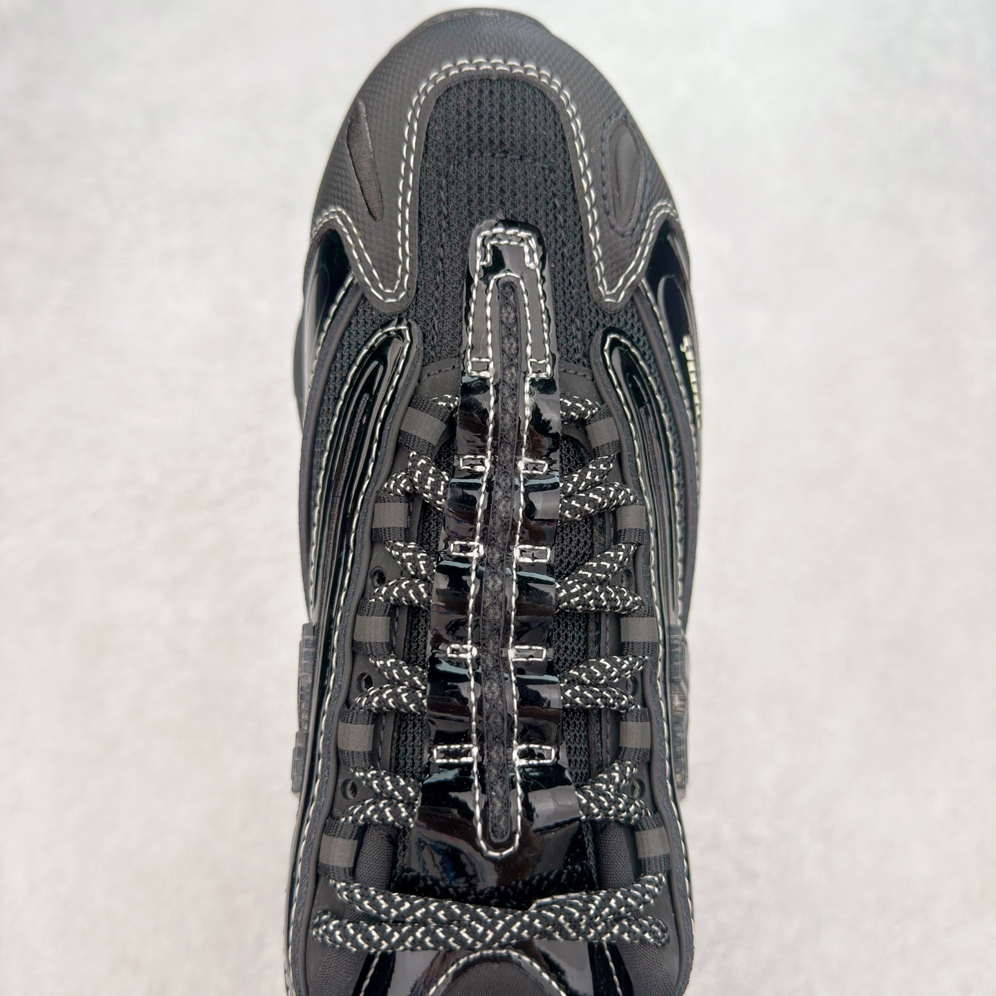 图片[4]-New Balance M1000 NB系列低帮复古老爹风休闲运动慢跑鞋 据悉，New Balance的复古鞋型M1000系列将在2024年正式回归。而自家美产创意总监Teddy Santis的AIMÉ LEON DORE也将率先推出联名1000撑撑场子，鞋款预计将在今年正式发布。New Balance1000系列作为NB最高端的鞋型，诞生于1999年，一度成为当年的热门鞋型，神似Nike Air Max95，现在看来也是一双符合潮流趋势的复古老爹鞋型。此番Teddy Santis亲自操刀，将丰富的配色和升级材质于复古的1000鞋型结合，鞋身采用米色、绿色和粉色的搭配。\\\”N\\\”字Logo也以全新的设计呈现，以1000标志性的网布和皮革材质打造，带来全新的视觉体验。后续ALD和New Balance1000的联名还将推出纯白配色，具体颜值还要等更多实物图的释出。AIMÉ LEON DORE和New Balance的多次联名一直有着超高的人气，无论是550还是1906R都有着不低的溢价，预计此番颜值不错的全新1000也会有着较高的人气。尺码：36 37 37.5 38 38.5 39.5 40 40.5 41.5 42 42.5 43 44 44.5 45-选品中心