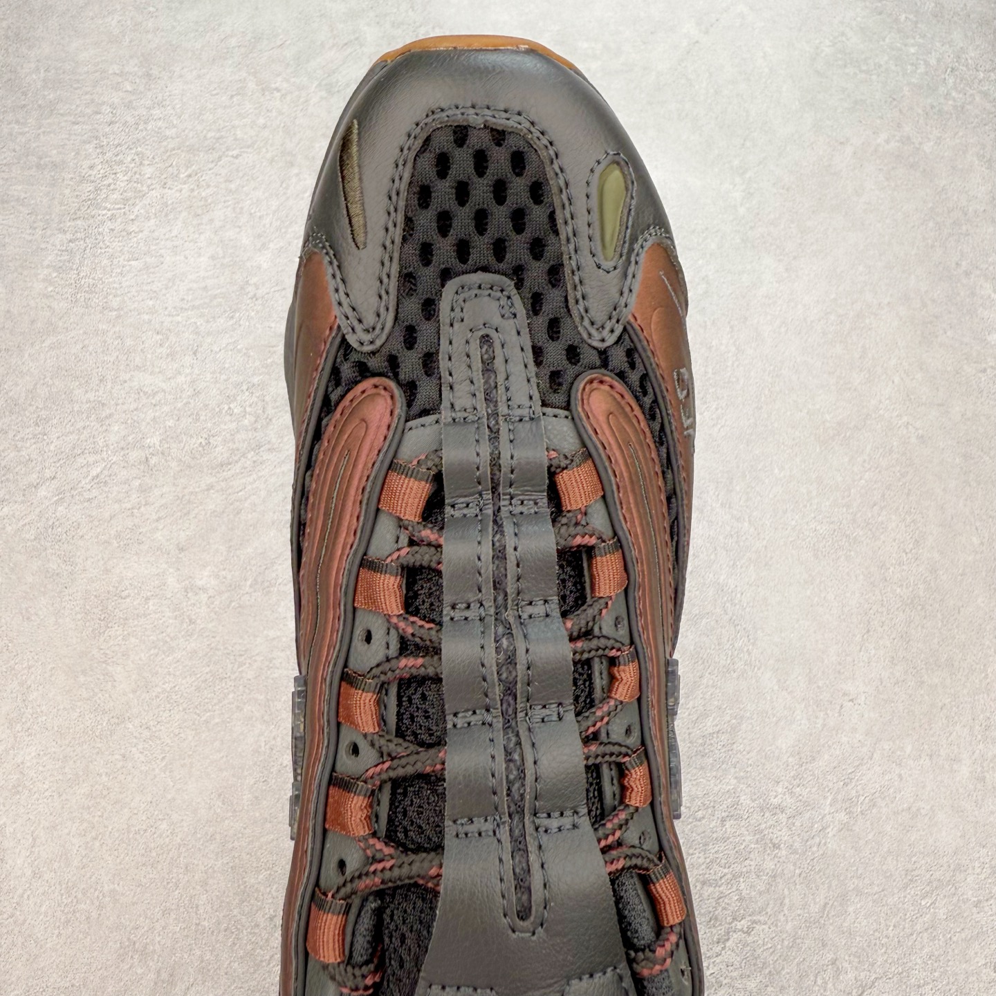 图片[4]-New Balance M1000 NB系列低帮复古老爹风休闲运动慢跑鞋 据悉，New Balance的复古鞋型M1000系列将在2024年正式回归。而自家美产创意总监Teddy Santis的AIMÉ LEON DORE也将率先推出联名1000撑撑场子，鞋款预计将在今年正式发布。New Balance1000系列作为NB最高端的鞋型，诞生于1999年，一度成为当年的热门鞋型，神似Nike Air Max95，现在看来也是一双符合潮流趋势的复古老爹鞋型。此番Teddy Santis亲自操刀，将丰富的配色和升级材质于复古的1000鞋型结合，鞋身采用米色、绿色和粉色的搭配。\\\”N\\\”字Logo也以全新的设计呈现，以1000标志性的网布和皮革材质打造，带来全新的视觉体验。后续ALD和New Balance1000的联名还将推出纯白配色，具体颜值还要等更多实物图的释出。AIMÉ LEON DORE和New Balance的多次联名一直有着超高的人气，无论是550还是1906R都有着不低的溢价，预计此番颜值不错的全新1000也会有着较高的人气。尺码：36 37 37.5 38 38.5 39.5 40 40.5 41.5 42 42.5 43 44 44.5 45-选品中心