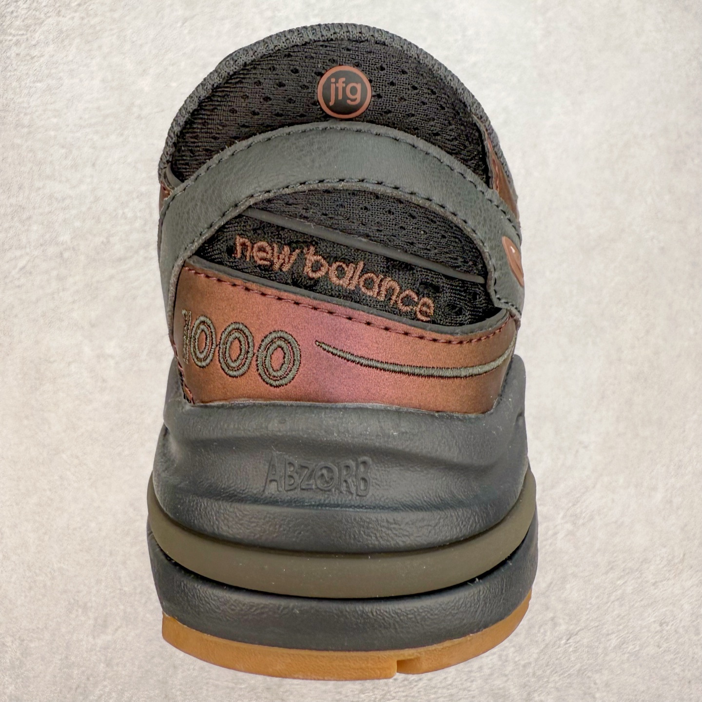 图片[8]-New Balance M1000 NB系列低帮复古老爹风休闲运动慢跑鞋 据悉，New Balance的复古鞋型M1000系列将在2024年正式回归。而自家美产创意总监Teddy Santis的AIMÉ LEON DORE也将率先推出联名1000撑撑场子，鞋款预计将在今年正式发布。New Balance1000系列作为NB最高端的鞋型，诞生于1999年，一度成为当年的热门鞋型，神似Nike Air Max95，现在看来也是一双符合潮流趋势的复古老爹鞋型。此番Teddy Santis亲自操刀，将丰富的配色和升级材质于复古的1000鞋型结合，鞋身采用米色、绿色和粉色的搭配。\\\”N\\\”字Logo也以全新的设计呈现，以1000标志性的网布和皮革材质打造，带来全新的视觉体验。后续ALD和New Balance1000的联名还将推出纯白配色，具体颜值还要等更多实物图的释出。AIMÉ LEON DORE和New Balance的多次联名一直有着超高的人气，无论是550还是1906R都有着不低的溢价，预计此番颜值不错的全新1000也会有着较高的人气。尺码：36 37 37.5 38 38.5 39.5 40 40.5 41.5 42 42.5 43 44 44.5 45-选品中心