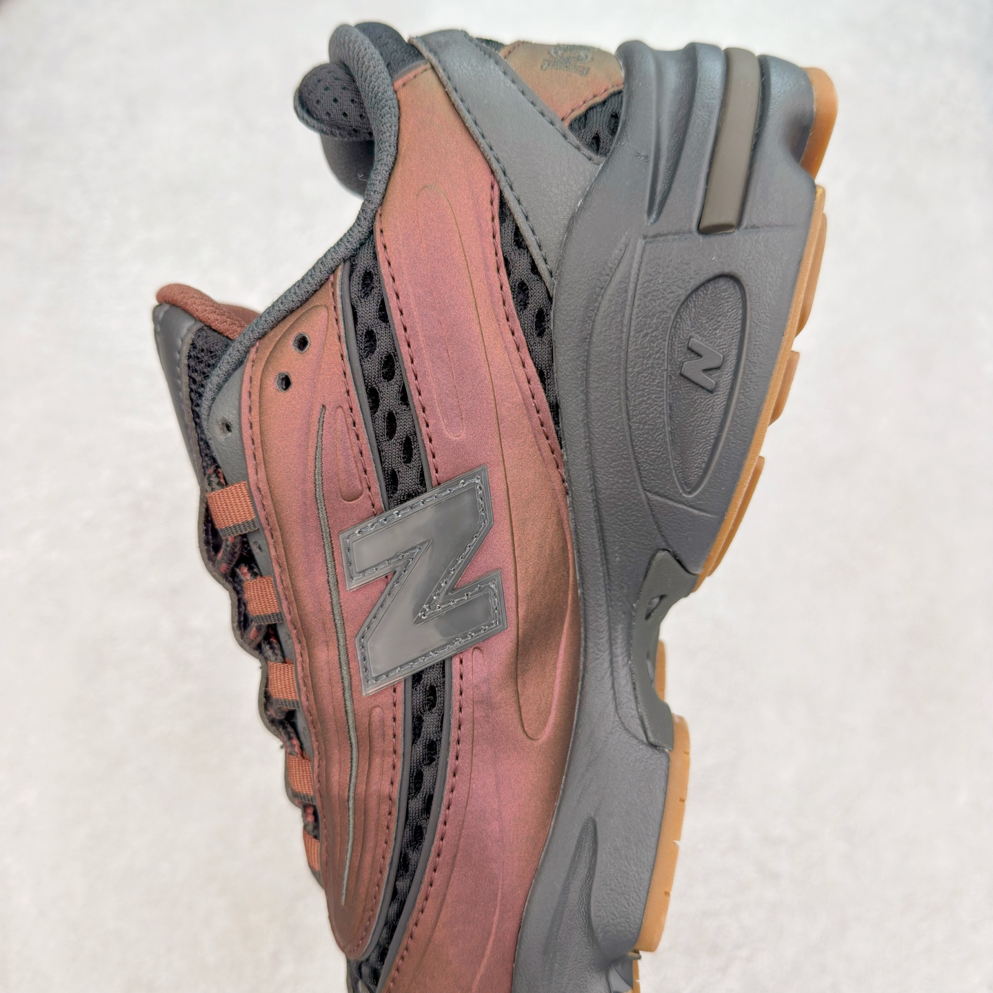 图片[7]-New Balance M1000 NB系列低帮复古老爹风休闲运动慢跑鞋 据悉，New Balance的复古鞋型M1000系列将在2024年正式回归。而自家美产创意总监Teddy Santis的AIMÉ LEON DORE也将率先推出联名1000撑撑场子，鞋款预计将在今年正式发布。New Balance1000系列作为NB最高端的鞋型，诞生于1999年，一度成为当年的热门鞋型，神似Nike Air Max95，现在看来也是一双符合潮流趋势的复古老爹鞋型。此番Teddy Santis亲自操刀，将丰富的配色和升级材质于复古的1000鞋型结合，鞋身采用米色、绿色和粉色的搭配。\\\”N\\\”字Logo也以全新的设计呈现，以1000标志性的网布和皮革材质打造，带来全新的视觉体验。后续ALD和New Balance1000的联名还将推出纯白配色，具体颜值还要等更多实物图的释出。AIMÉ LEON DORE和New Balance的多次联名一直有着超高的人气，无论是550还是1906R都有着不低的溢价，预计此番颜值不错的全新1000也会有着较高的人气。尺码：36 37 37.5 38 38.5 39.5 40 40.5 41.5 42 42.5 43 44 44.5 45-选品中心